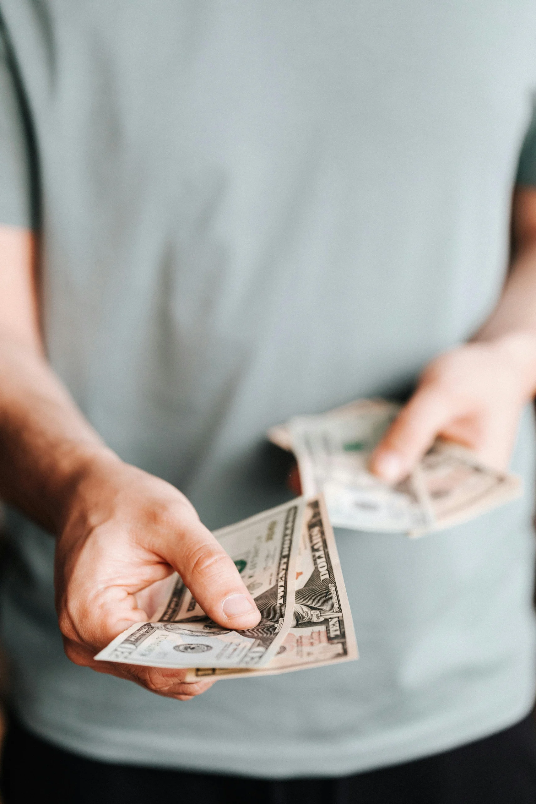 <a href="https://www.pexels.com/photo/crop-man-paying-with-american-dollars-4386417/" target="_blank" rel="noopener noreferrer">Foto por Karola G vía Pexels</a>
