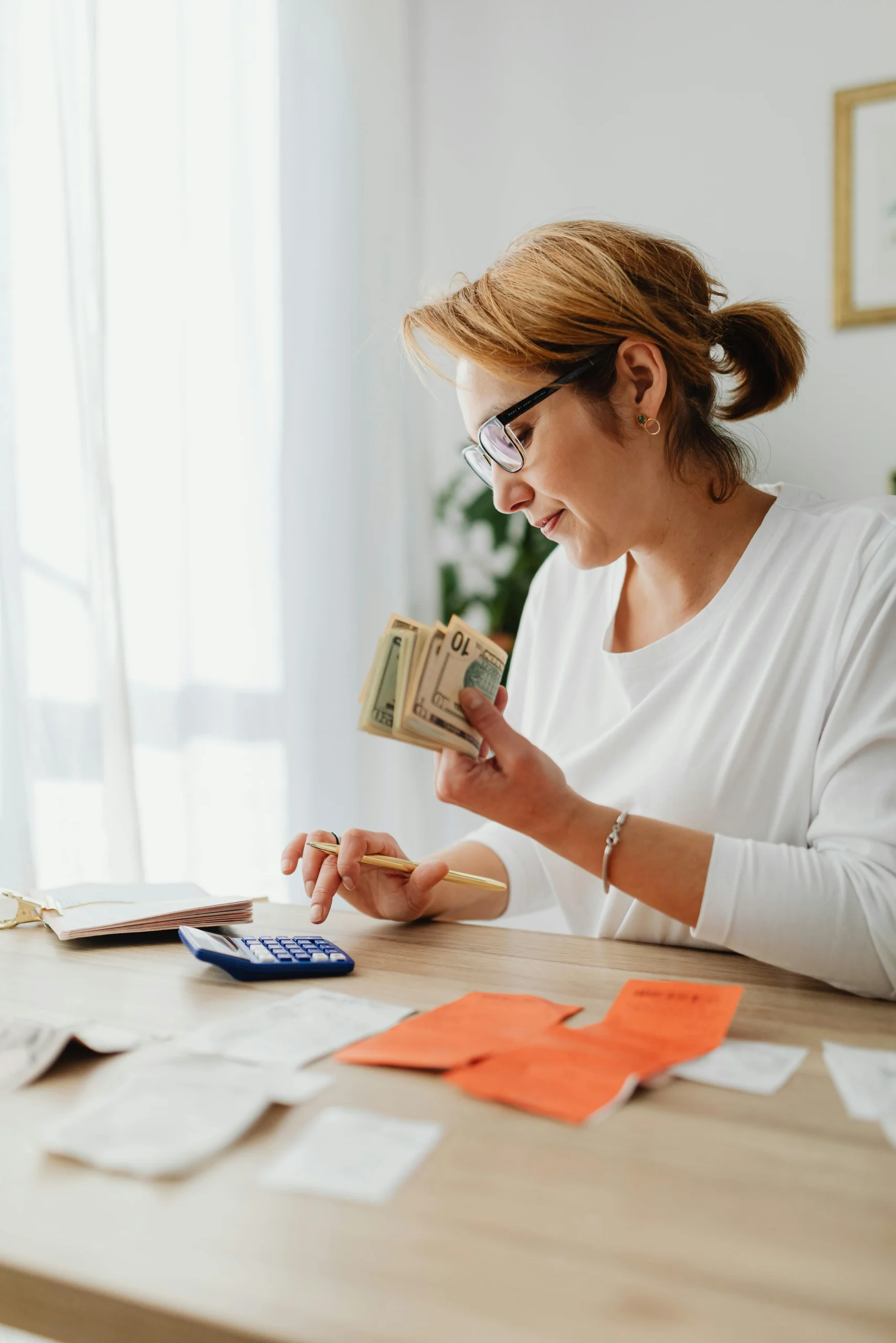<a href="https://www.pexels.com/photo/woman-budget-planning-5900162/" target="_blank" rel="noopener noreferrer">Foto por Karola G vía Pexels</a>
