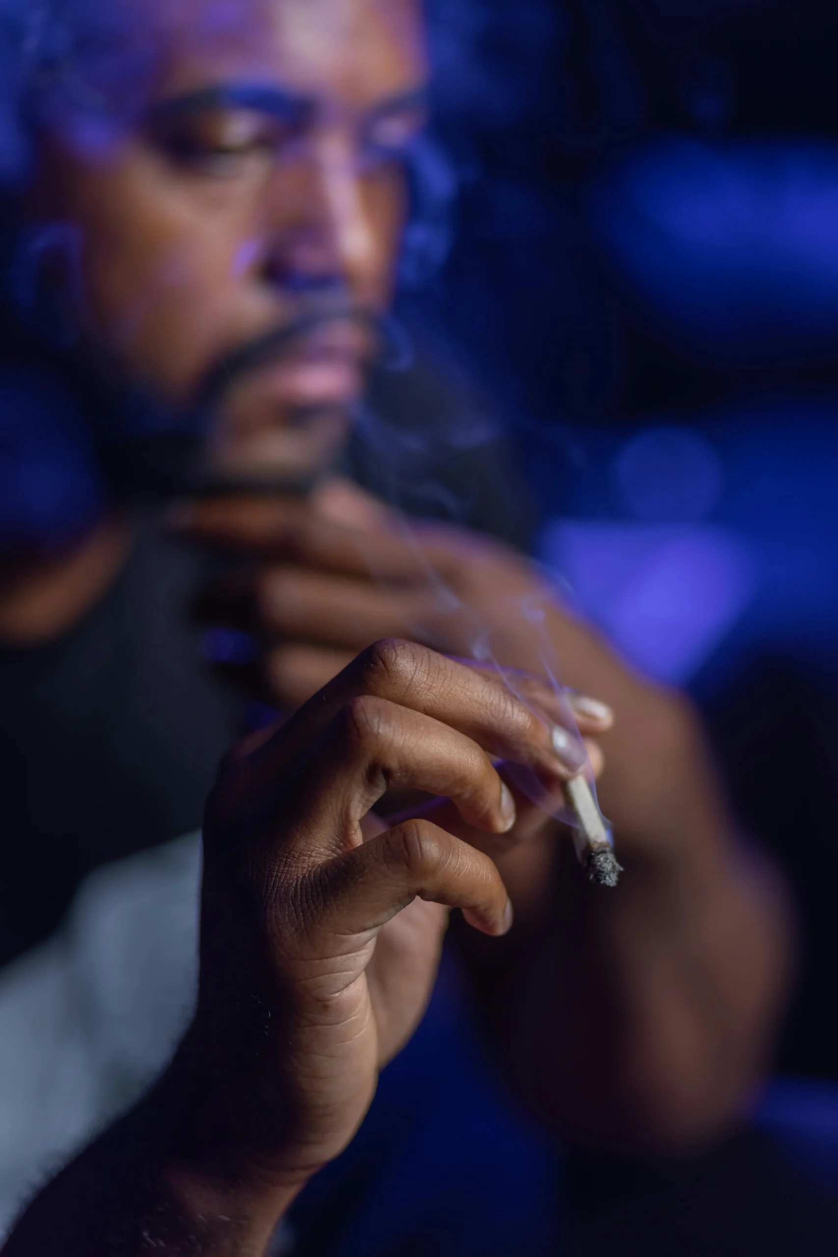 <a href="https://www.pexels.com/es-es/foto/hombre-fumar-cigarrillo-en-un-habitacion-7667820/" target="_blank">Foto de Kindel Media</a>