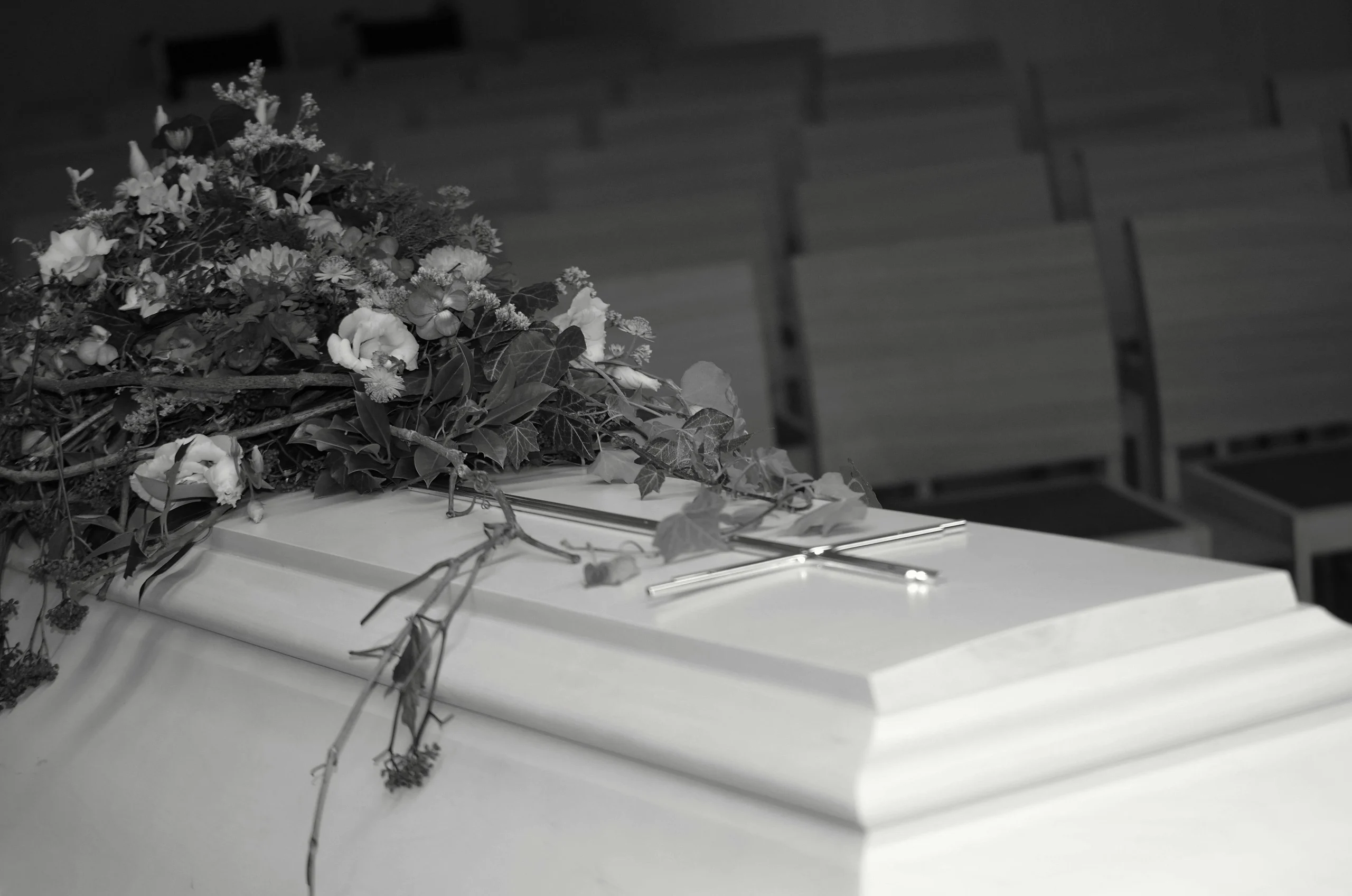 <a href="https://www.pexels.com/es-es/foto/flores-funeral-ataud-monocromo-12403535/" target="_blank" rel="noopener noreferrer"> Foto de Mario Wallner </a> 