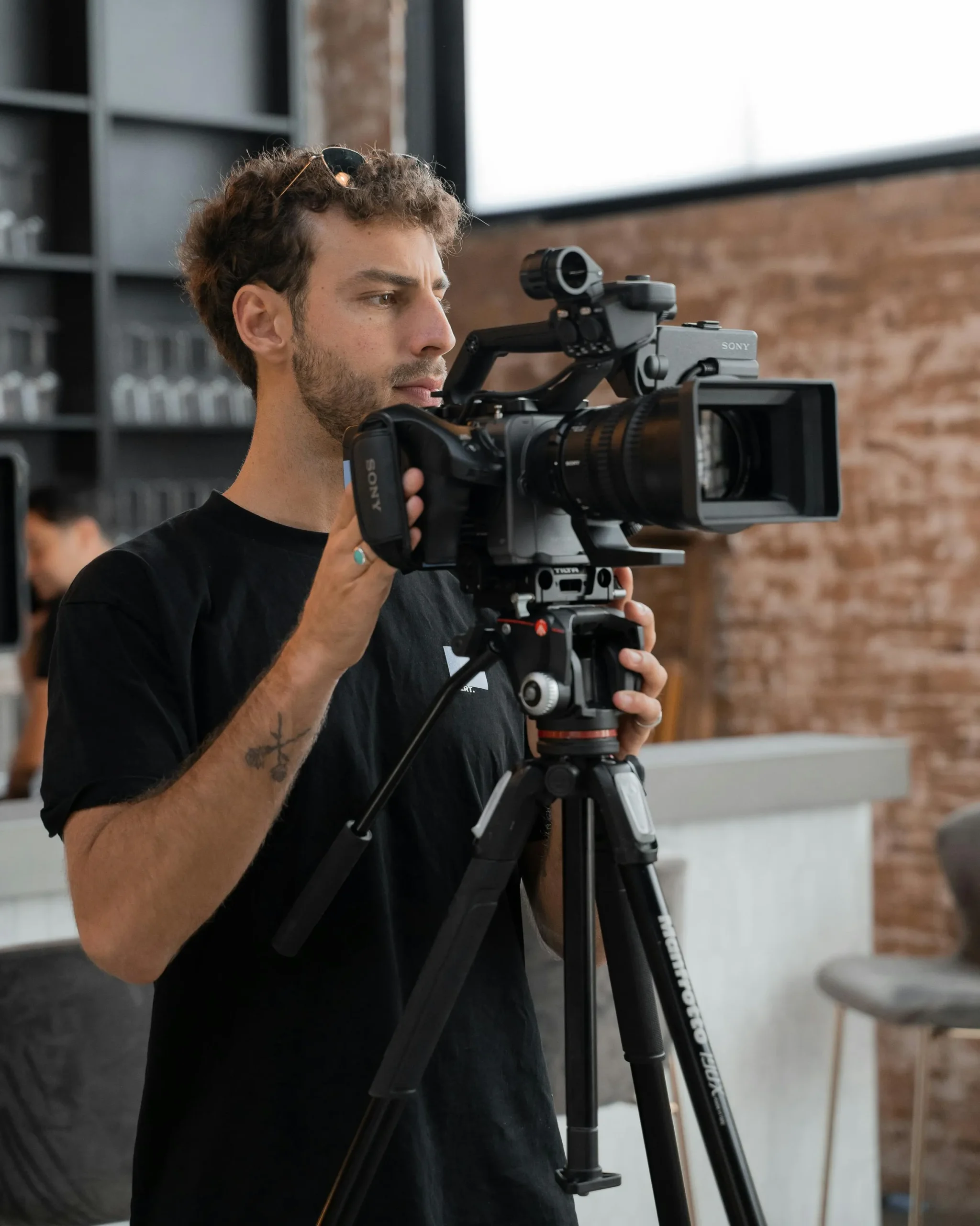 <a href="https://www.pexels.com/es-es/foto/fotografo-trabajando-con-camara-en-tripode-10563273/" target="_blank" rel="noopener noreferrer">Foto de Max Ravier</a>