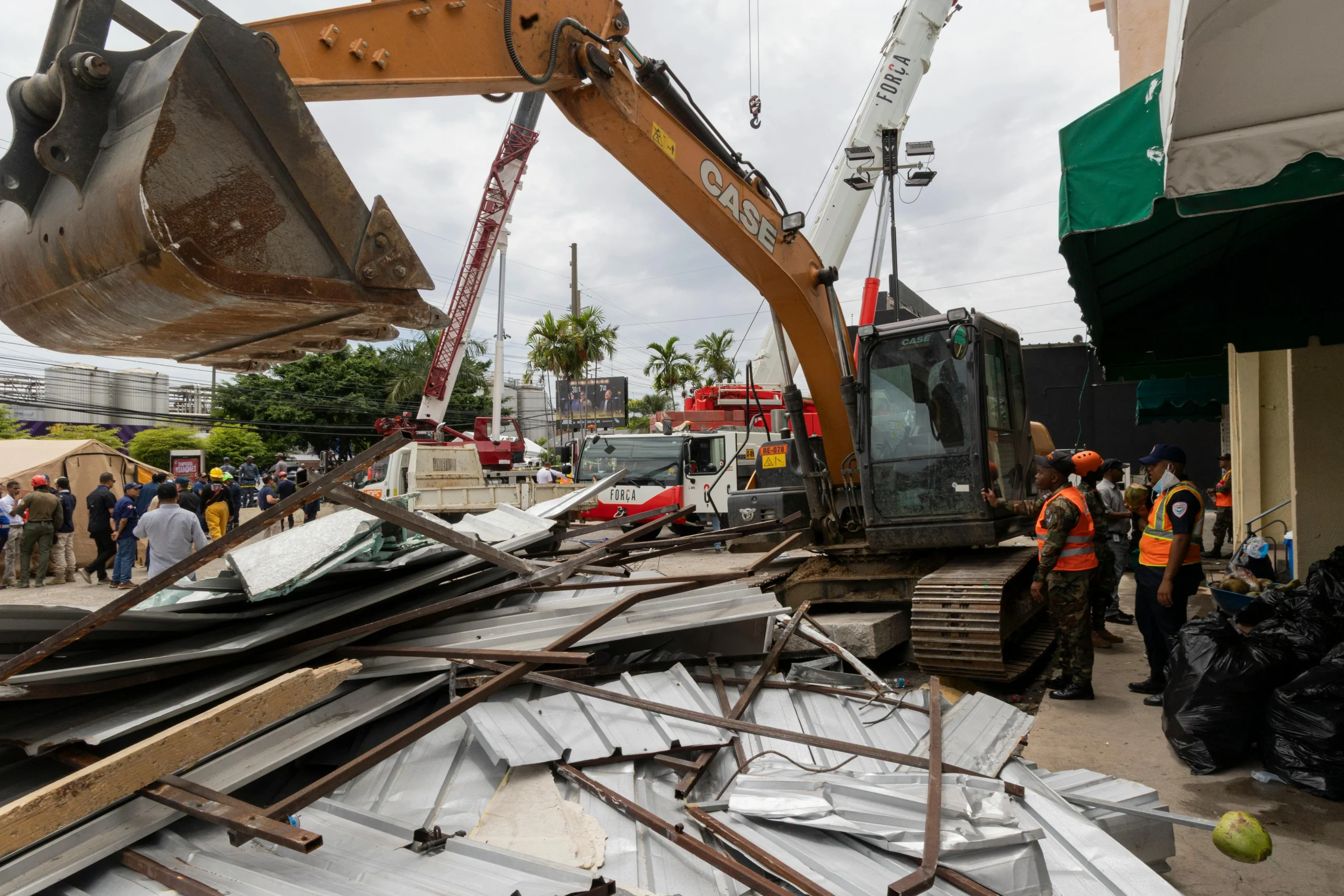 <a href="https://www.pexels.com/es-es/foto/excavadora-limpiando-escombros-en-zona-urbana-31584569/" target="_blank">Foto de Miguel Caireta Serra</a>
