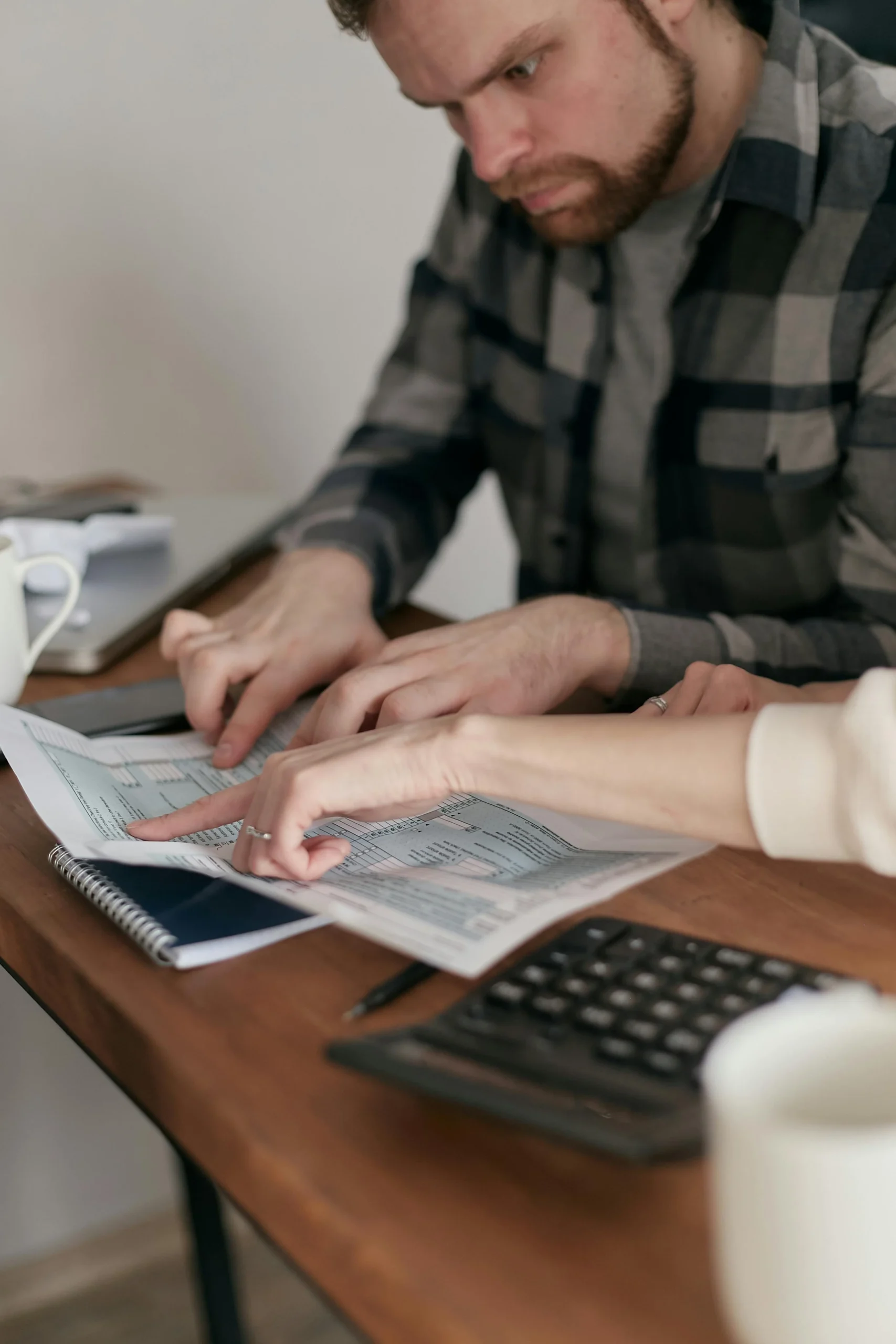 <a href="https://www.pexels.com/photo/a-man-in-plaid-long-sleeves-looking-at-the-document-6964326/" target="_blank" rel="noopener noreferrer">Foto por Mikhail Nilov vía Pexels</a>