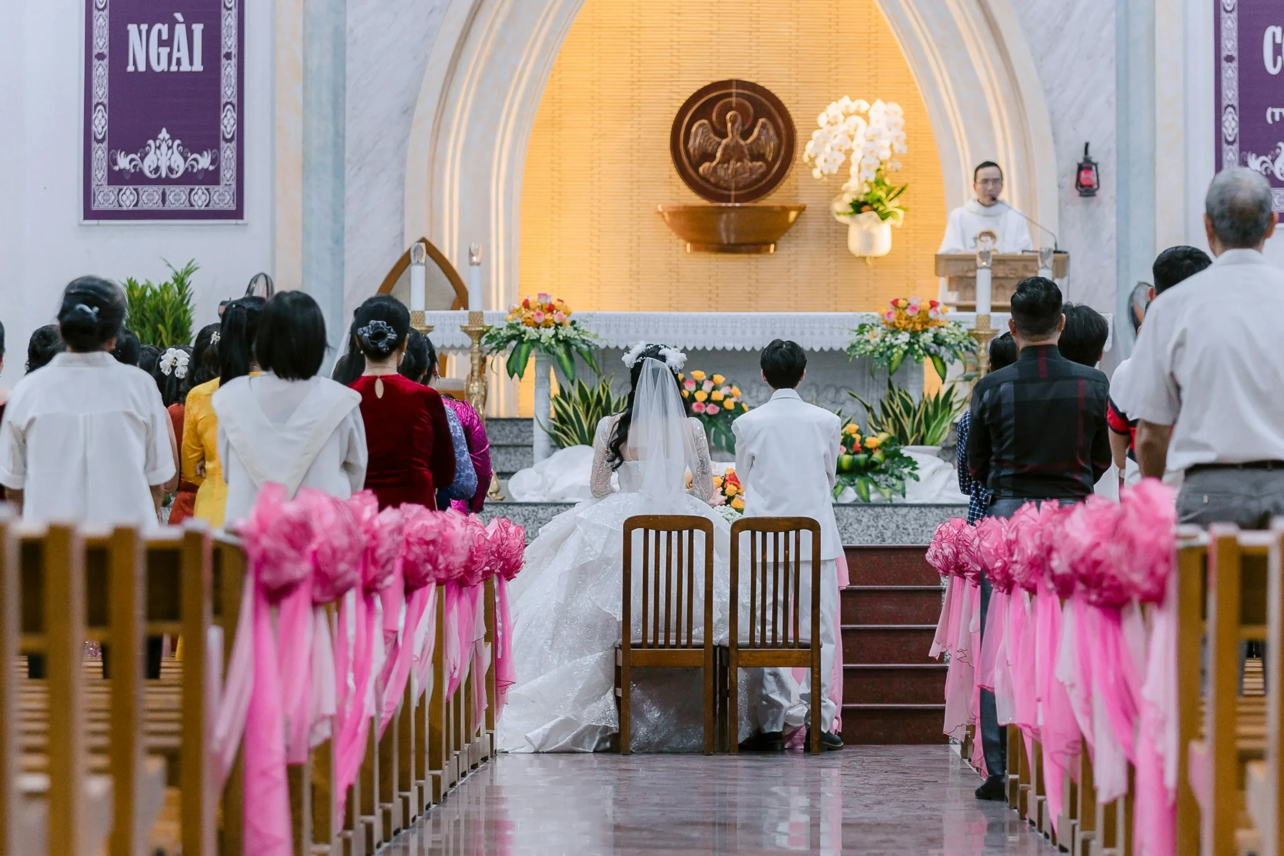 <a href="https://www.pexels.com/es-es/foto/elegante-ceremonia-de-boda-en-la-iglesia-con-invitados-34972470/" target="_blank">Foto de 🇻🇳🇻🇳Nguyễn Tiến Thịnh 🇻🇳🇻🇳</a>