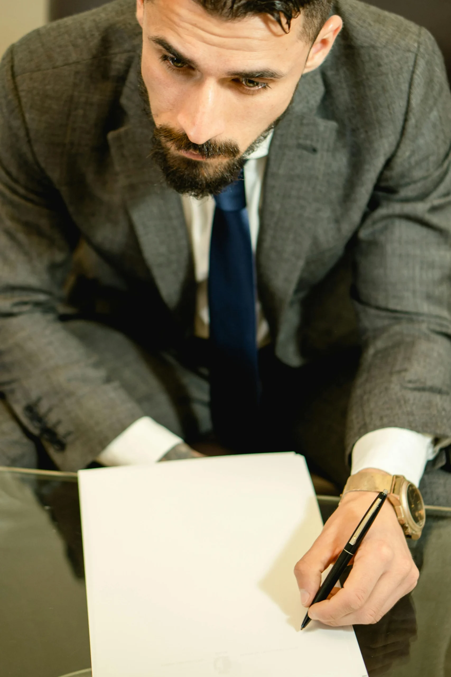 <a href="https://www.pexels.com/photo/man-in-a-gray-suit-writing-on-a-piece-of-paper-7504773/" target="_blank" rel="noopener noreferrer">Foto por Olha Ruskykh vía Pexels</a>