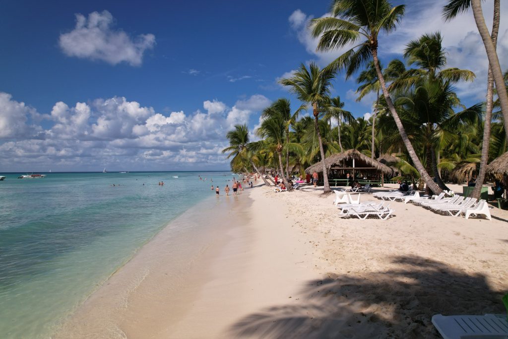 Playa de Punta Cana con agua turquesa y palmeras