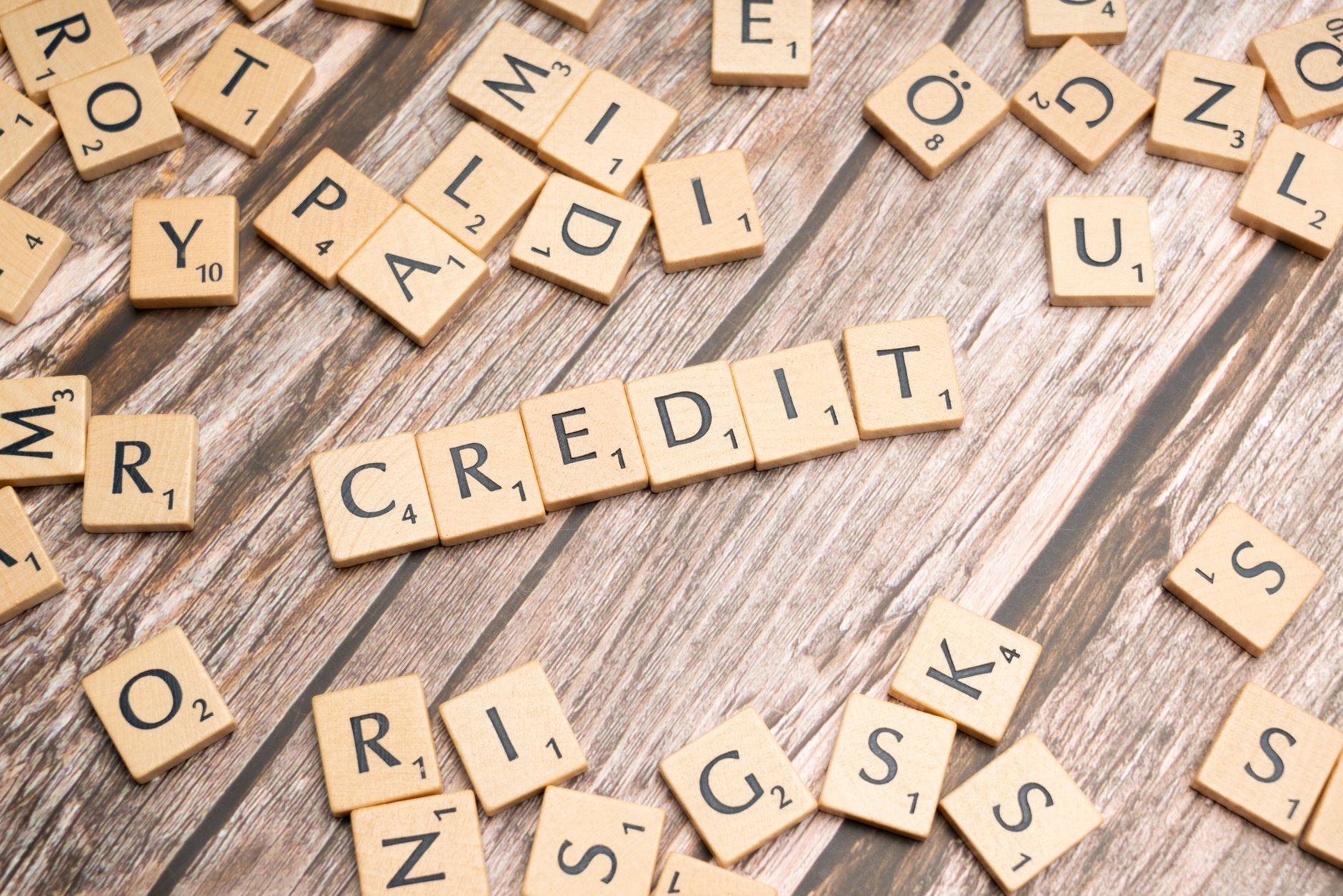 Fichas de madera con la palabra CREDIT