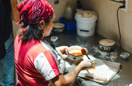 Mujer preparando alimentos en una cocina