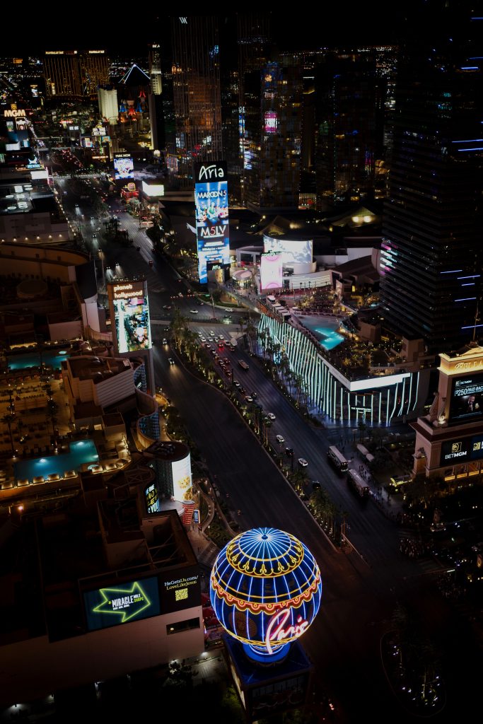 Vista aérea nocturna del Strip de Las Vegas