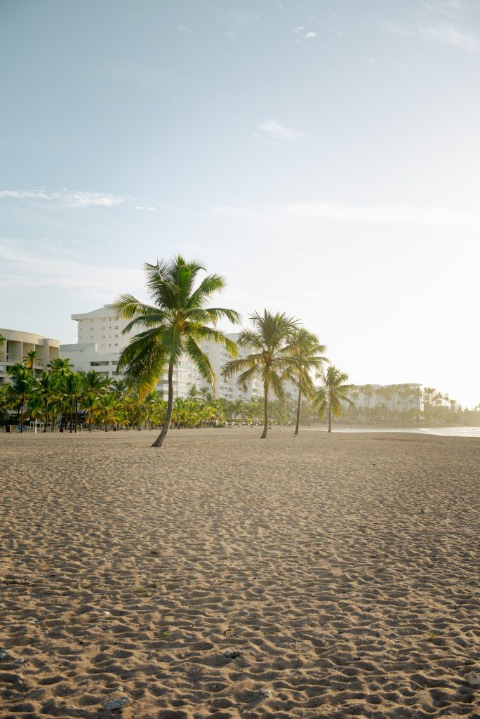 Playa soleada y edificios turísticos en República Dominicana