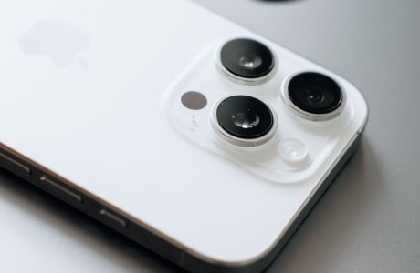 Teléfono moderno colocado sobre una computadora