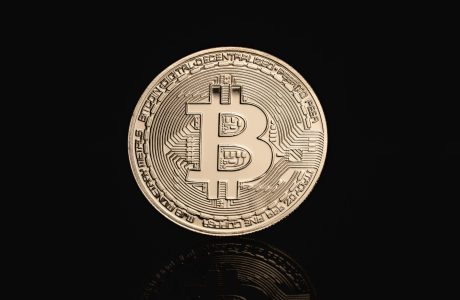 Representación física decorativa de Bitcoin sobre fondo oscuro