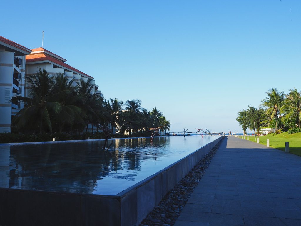 Hotel tropical con piscina exterior y palmeras