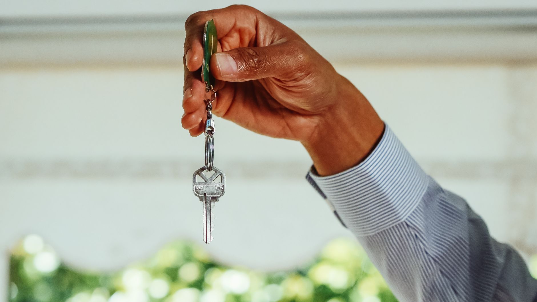 Mano sosteniendo llaves de vivienda