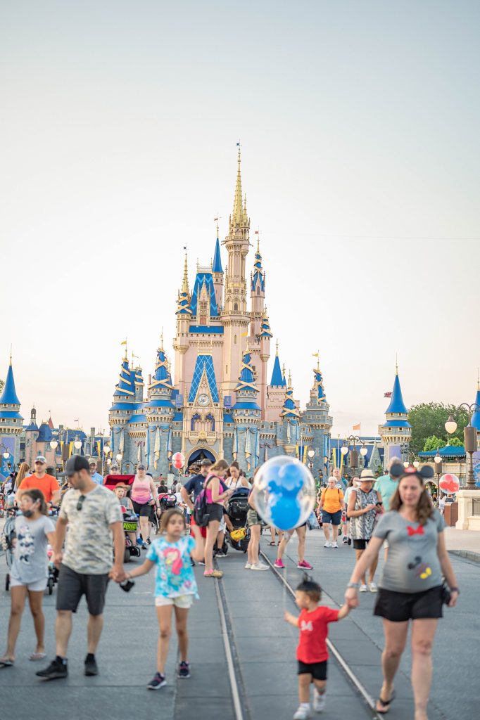 Familias caminando junto a un castillo de parque temático en Orlando