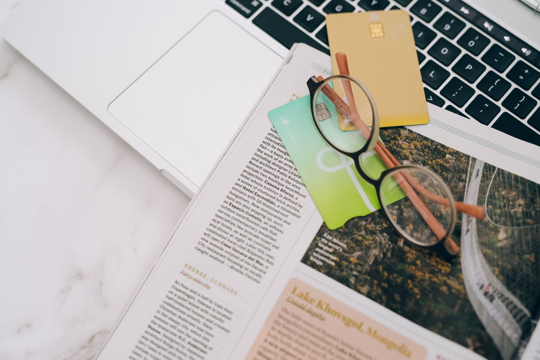 Gafas y tarjetas bancarias junto a una computadora
