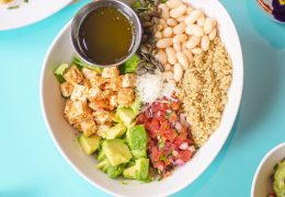 Plato inspirado en comida mexicana con vegetales, frijoles y aguacate