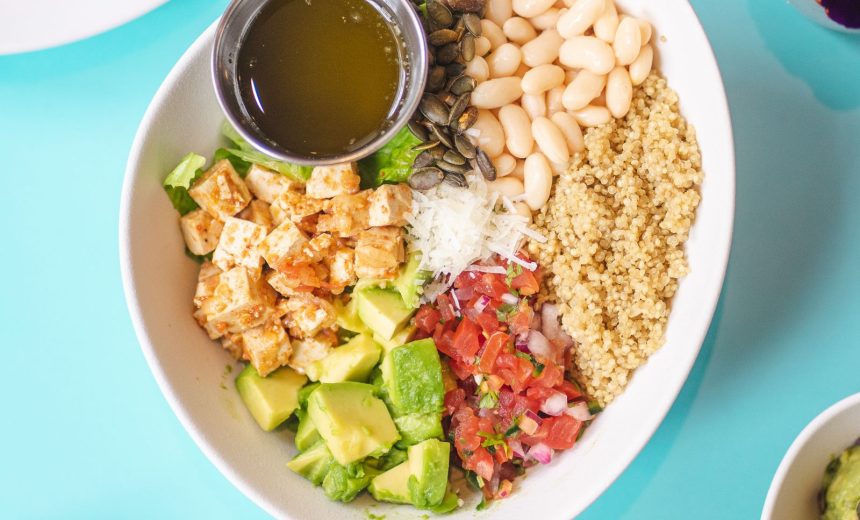Plato inspirado en comida mexicana con vegetales, frijoles y aguacate