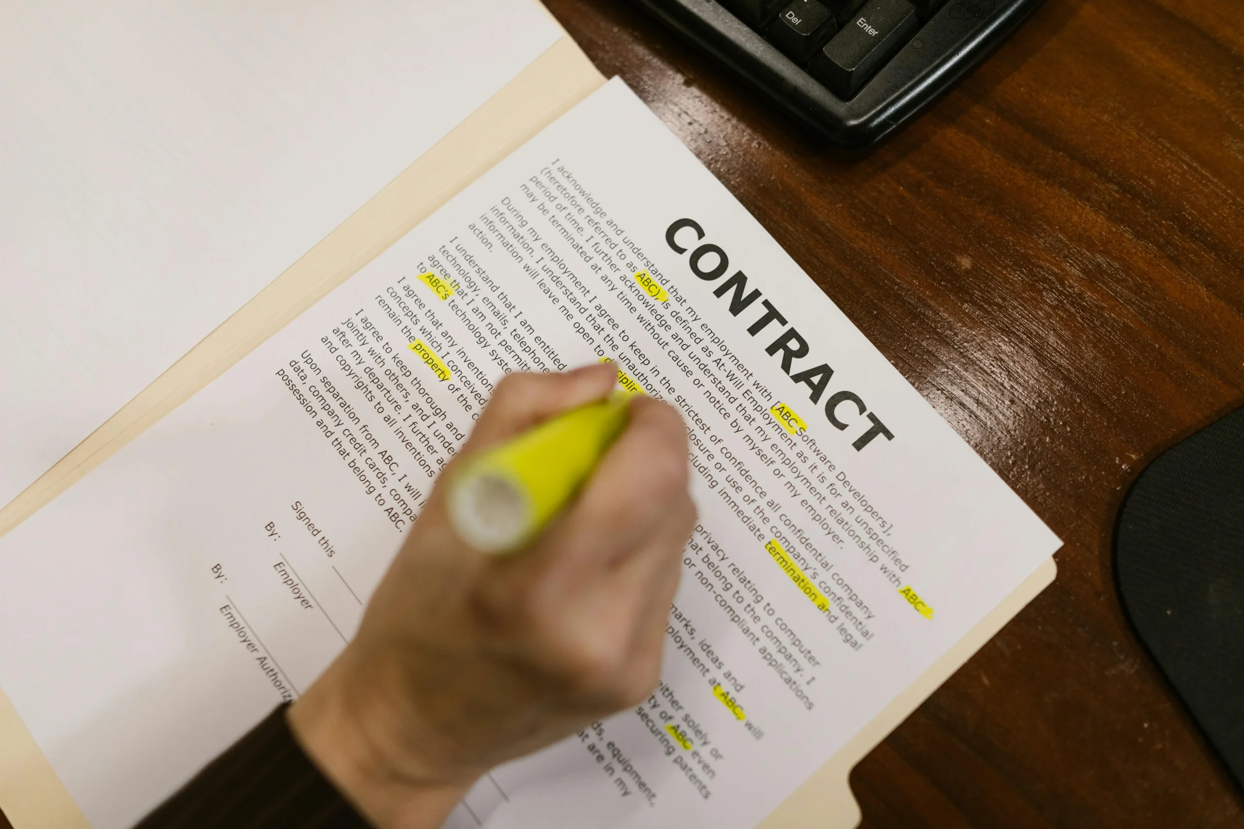<a href="https://www.pexels.com/es-es/foto/mano-oficina-sujetando-documento-7841451/" target="_blank" rel="noopener noreferrer"> Foto de RDNE Stock project </a> 