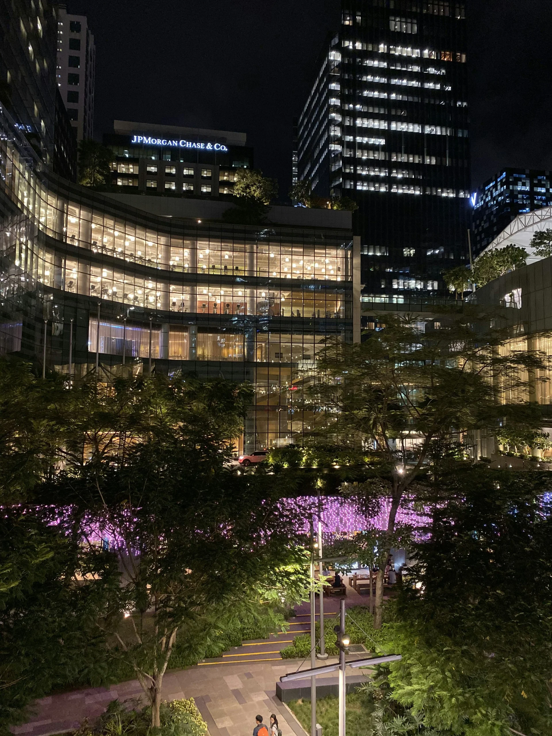 <a href="https://www.pexels.com/photo/illuminated-city-buildings-during-nighttime-12318152/" target="_blank" rel="noopener noreferrer">Foto por Reign Photography vía Pexels</a>