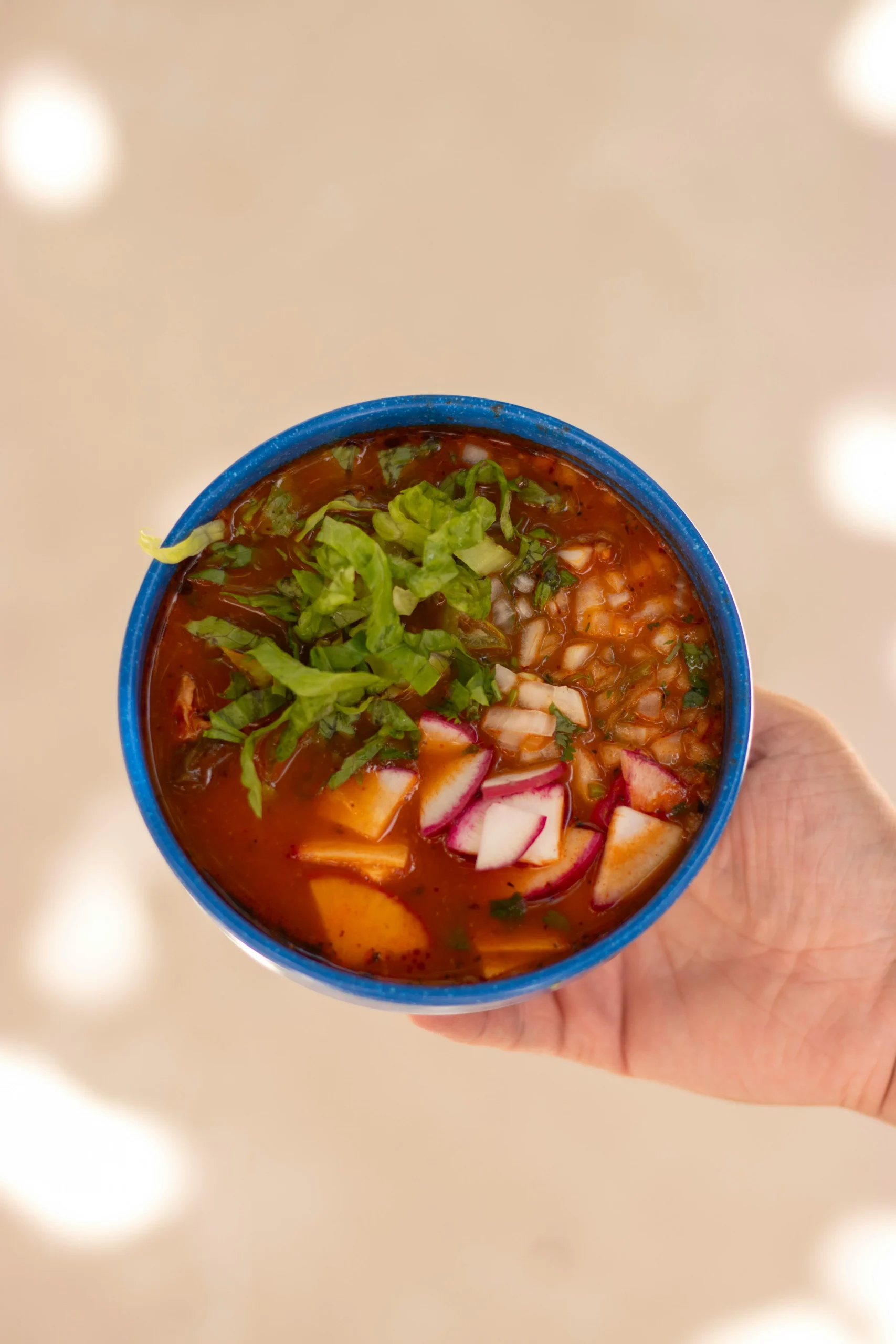 Foto por <a href="https://www.pexels.com/photo/vibrant-mexican-pozole-in-blue-bowl-29159949/" target="_blank" rel="noopener noreferrer">Rodrigo Ortega</a>