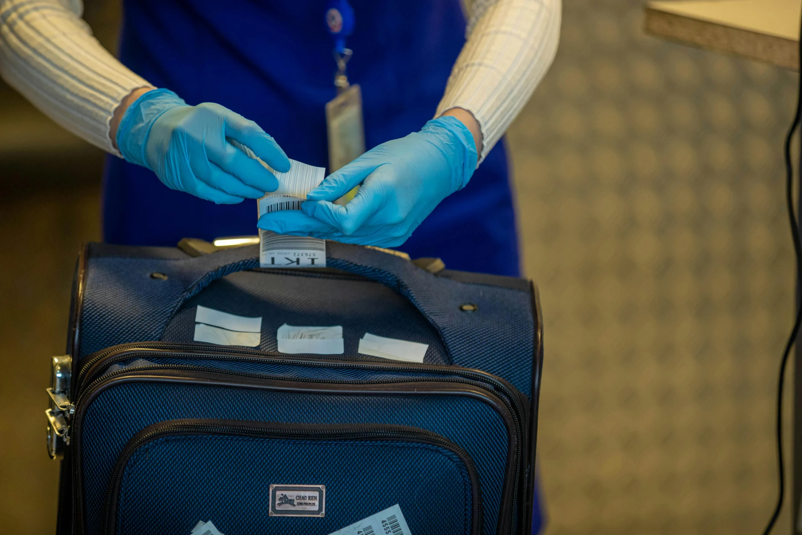 <a href="https://www.pexels.com/photo/security-checkpoint-with-luggage-inspection-29152262/" target="_blank" rel="noopener noreferrer">Foto por Sergei Starostin vía Pexels</a>