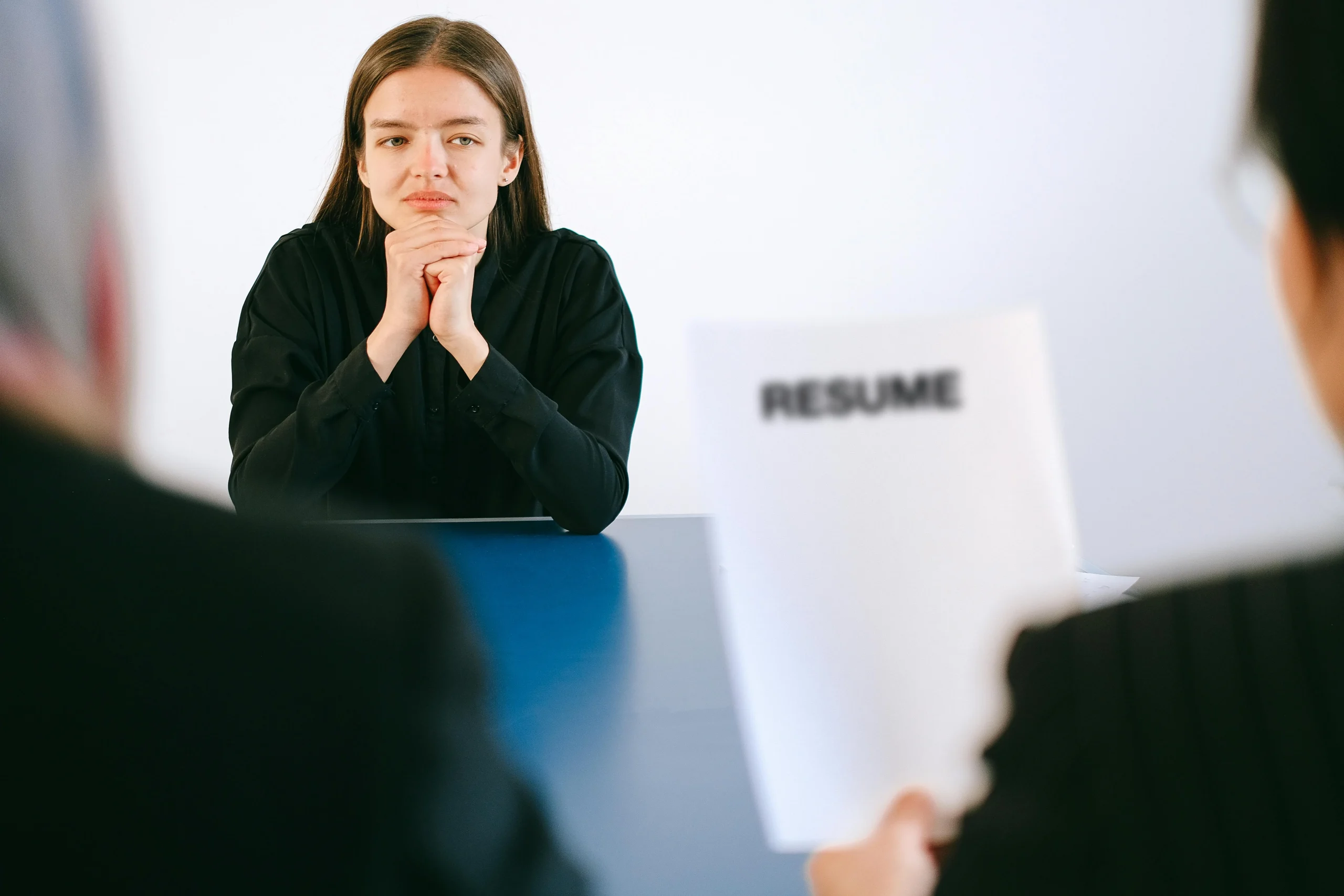 <a href="https://www.pexels.com/photo/woman-in-black-long-sleeve-shirt-sitting-having-interview-4226115/" target="_blank" rel="noopener noreferrer">Foto por Anna Shvets vía Pexels</a>