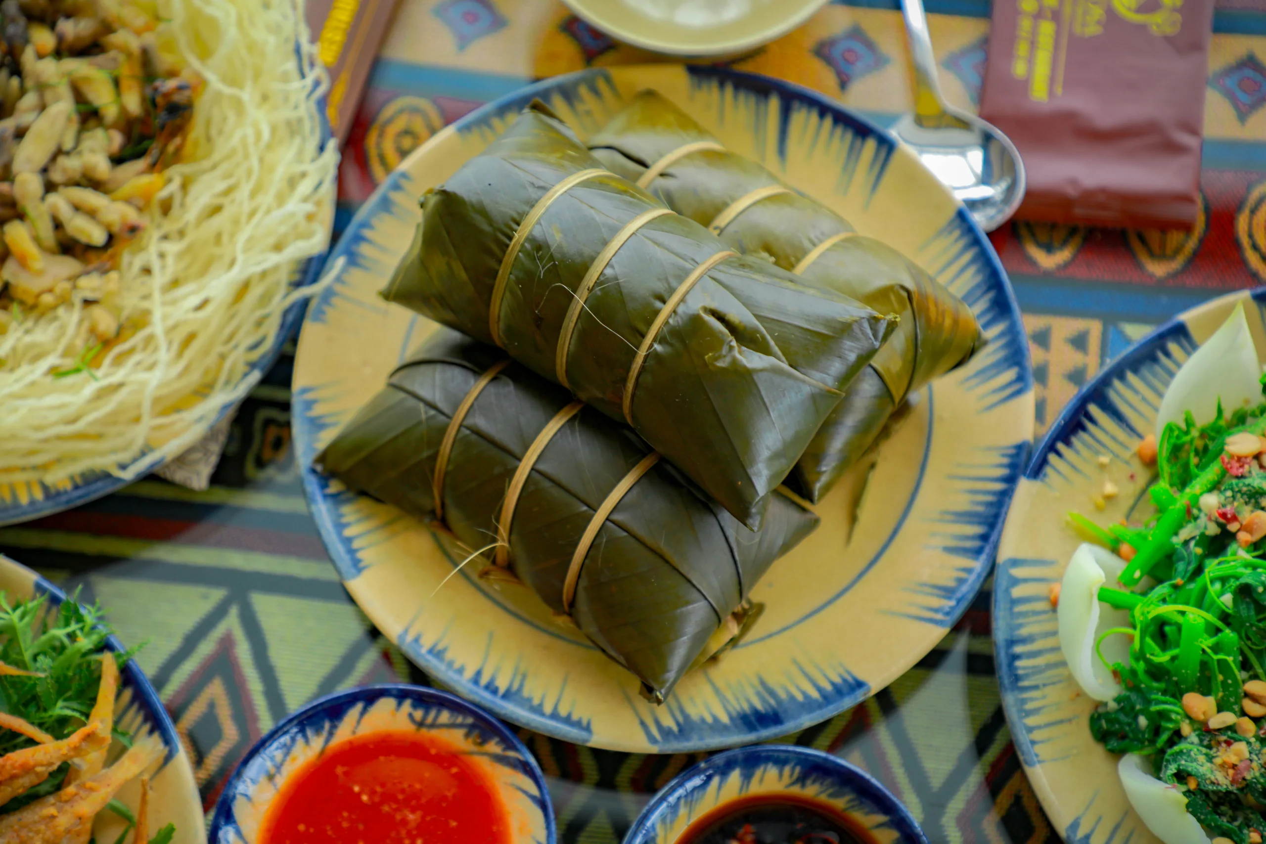 <a href="https://www.pexels.com/photo/hallaca-on-a-plate-19141531/" target="_blank" rel="noopener noreferrer">Foto por Thu Huynh vía Pexels</a>