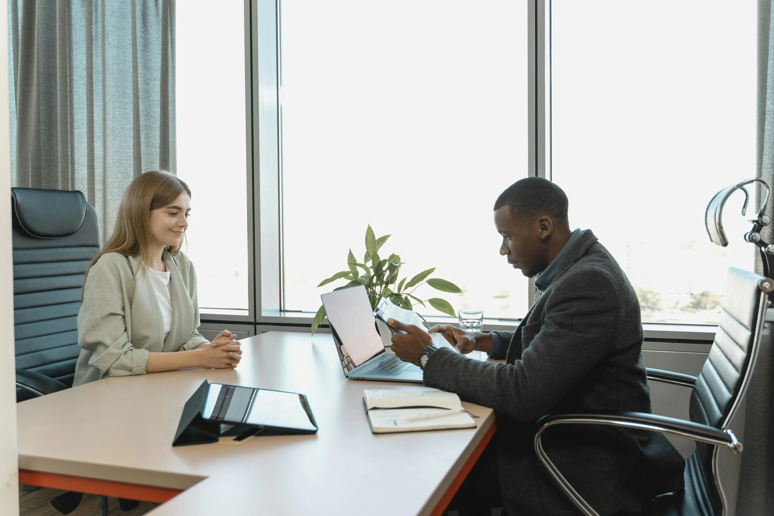 <a href="https://www.pexels.com/photo/man-interviewing-the-woman-5439137/" target="_blank" rel="noopener noreferrer">Foto por Tima Miroshnichenko vía Pexels</a>