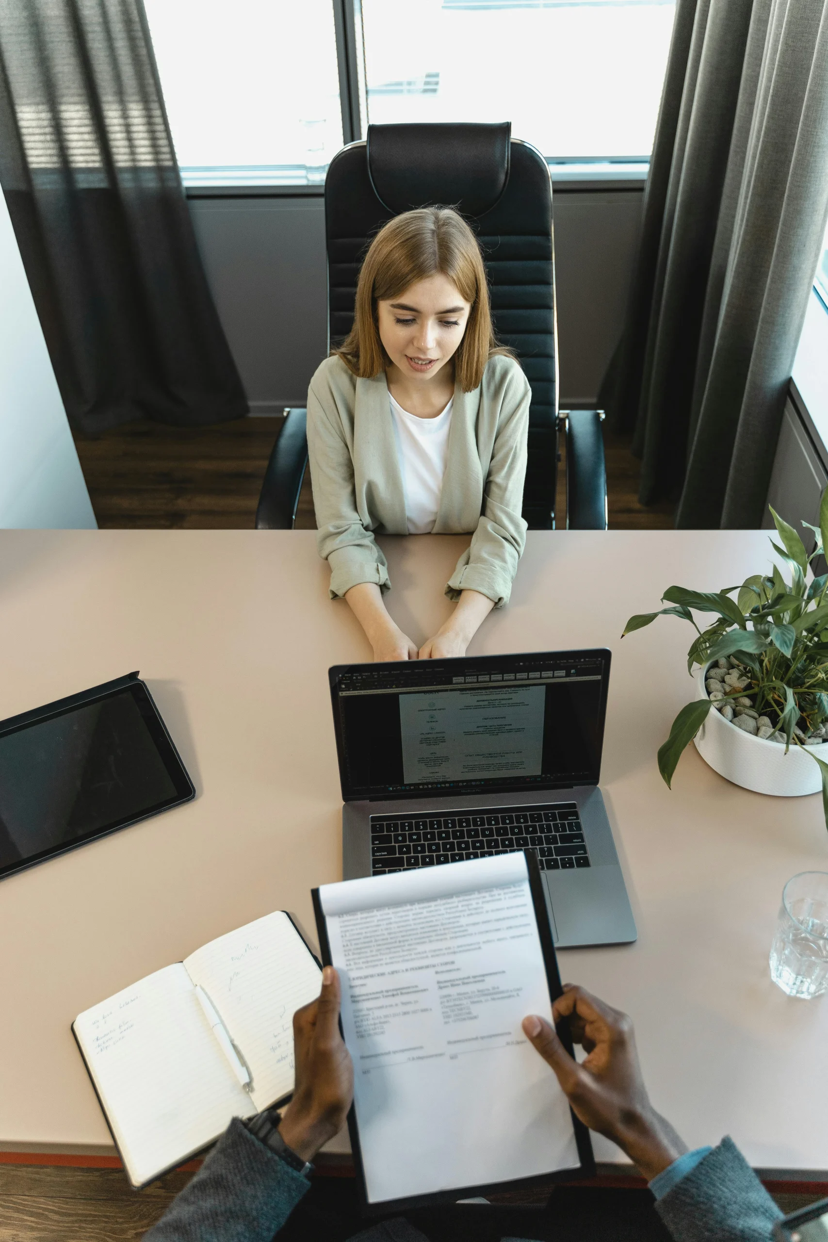 <a href="https://www.pexels.com/photo/candidate-having-an-interview-5439152/" target="_blank" rel="noopener noreferrer">Foto por Tima Miroshnichenko vía Pexels</a>