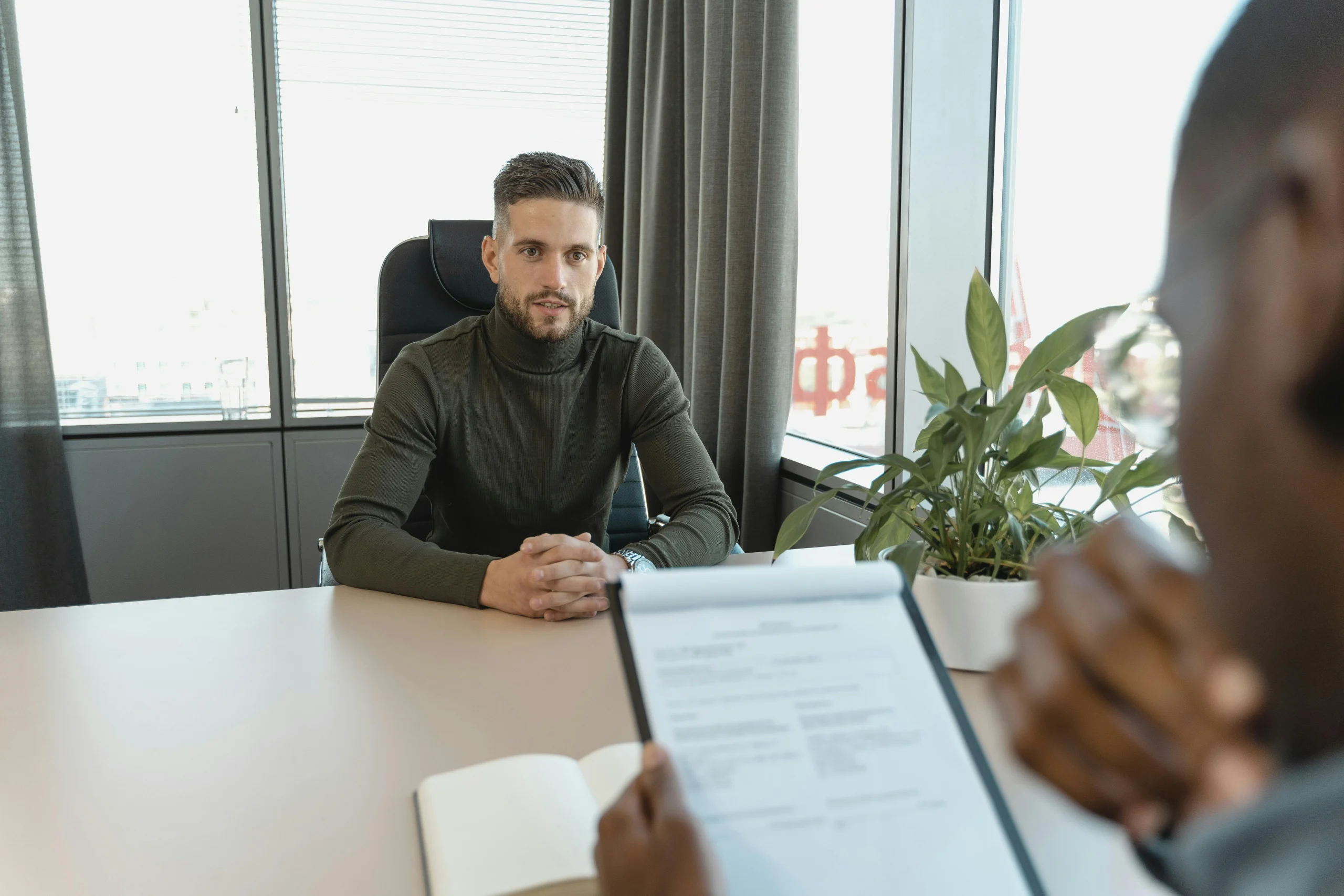 <a href="https://www.pexels.com/photo/man-in-black-long-sleeve-shirt-sitting-on-chair-5439379/" target="_blank" rel="noopener noreferrer">Foto por Tima Miroshnichenko vía Pexels</a>