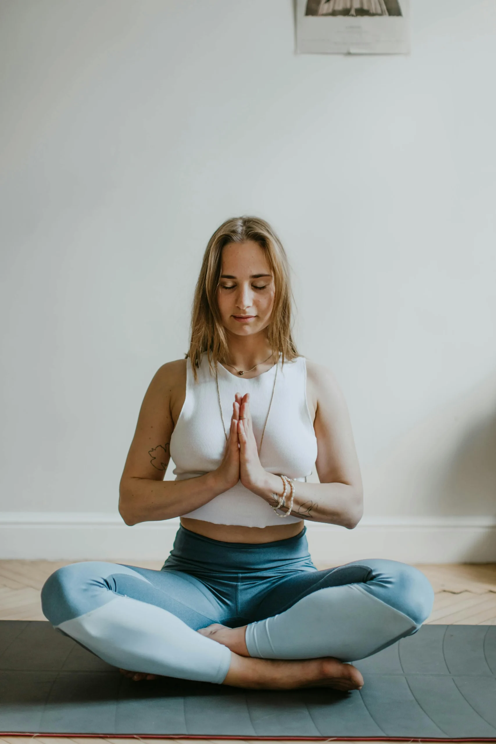 <a href="https://www.pexels.com/es-es/foto/mujer-haciendo-yoga-dentro-de-una-habitacion-3094215/" target="_blank" rel="noopener noreferrer">  Foto de Valeria Ushakova
</a>

