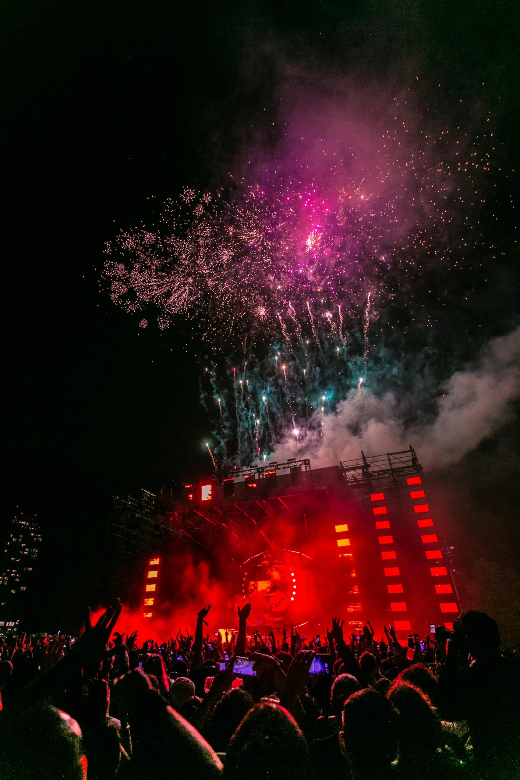 <a href="https://www.pexels.com/es-es/foto/grupo-de-personas-reunidas-en-concierto-1540406/" target="_blank" rel="noopener noreferrer"> Foto de Wendy Wei </a> 