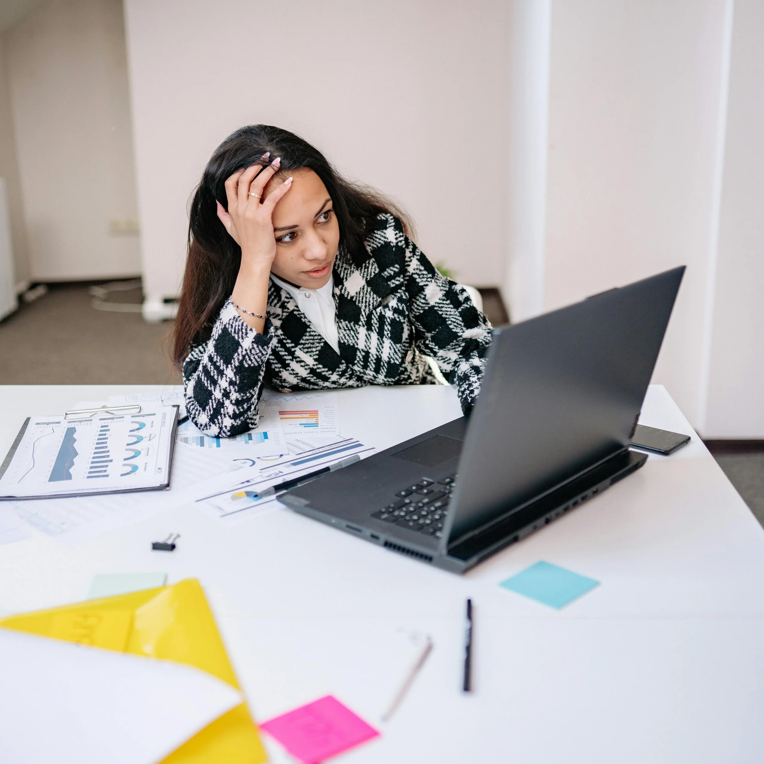 <a href="https://www.pexels.com/photo/a-woman-sitting-at-the-table-7693194/" target="_blank" rel="noopener noreferrer">Foto por Yan Krukau vía Pexels</a>