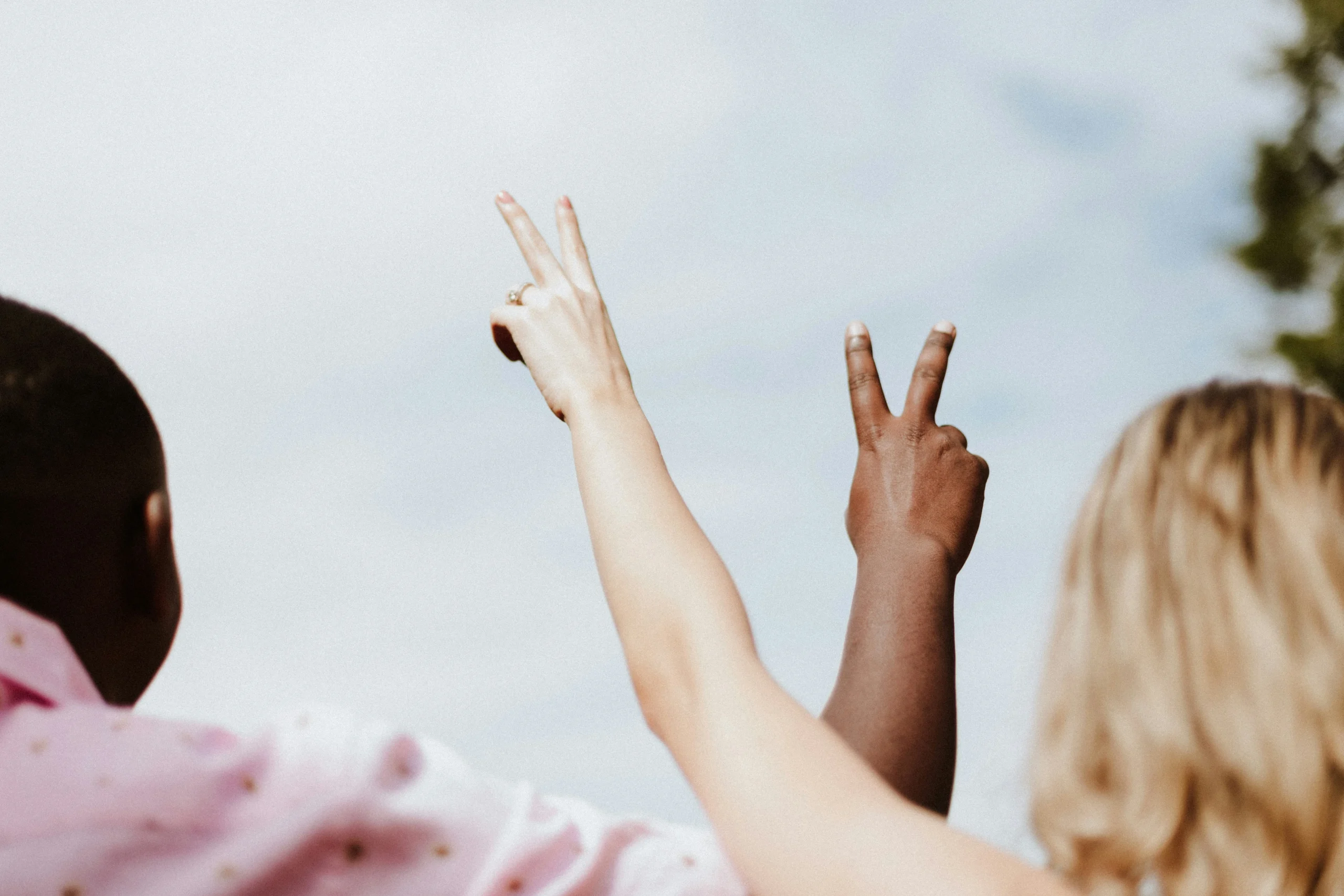 Foto por<a href="https://unsplash.com/@priscilladupreez?utm_source=unsplash&utm_medium=referral&utm_content=creditCopyText">Priscilla Du Preez 🇨🇦</a> on <a href="https://unsplash.com/photos/woman-in-white-and-pink-floral-shirt-raising-her-hands-Ilv6iR6ci_4?utm_source=unsplash&utm_medium=referral&utm_content=creditCopyText">Unsplash</a>