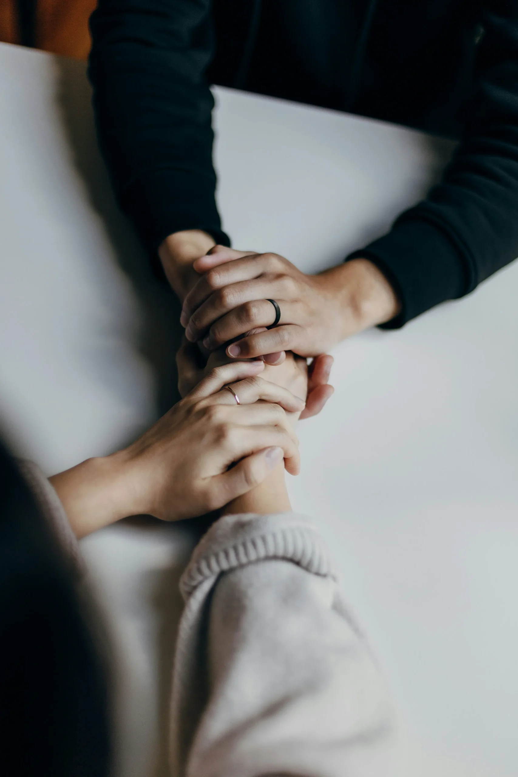 Foto de <a href="https://unsplash.com/es/@priscilladupreez?utm_source=unsplash&utm_medium=referral&utm_content=creditCopyText">Priscilla Du Preez 🇨🇦</a> en <a href="https://unsplash.com/es/fotos/persona-en-camisa-negra-de-manga-larga-sosteniendo-los-pies-del-bebe-aPa843frIzI?utm_source=unsplash&utm_medium=referral&utm_content=creditCopyText">Unsplash</a>      