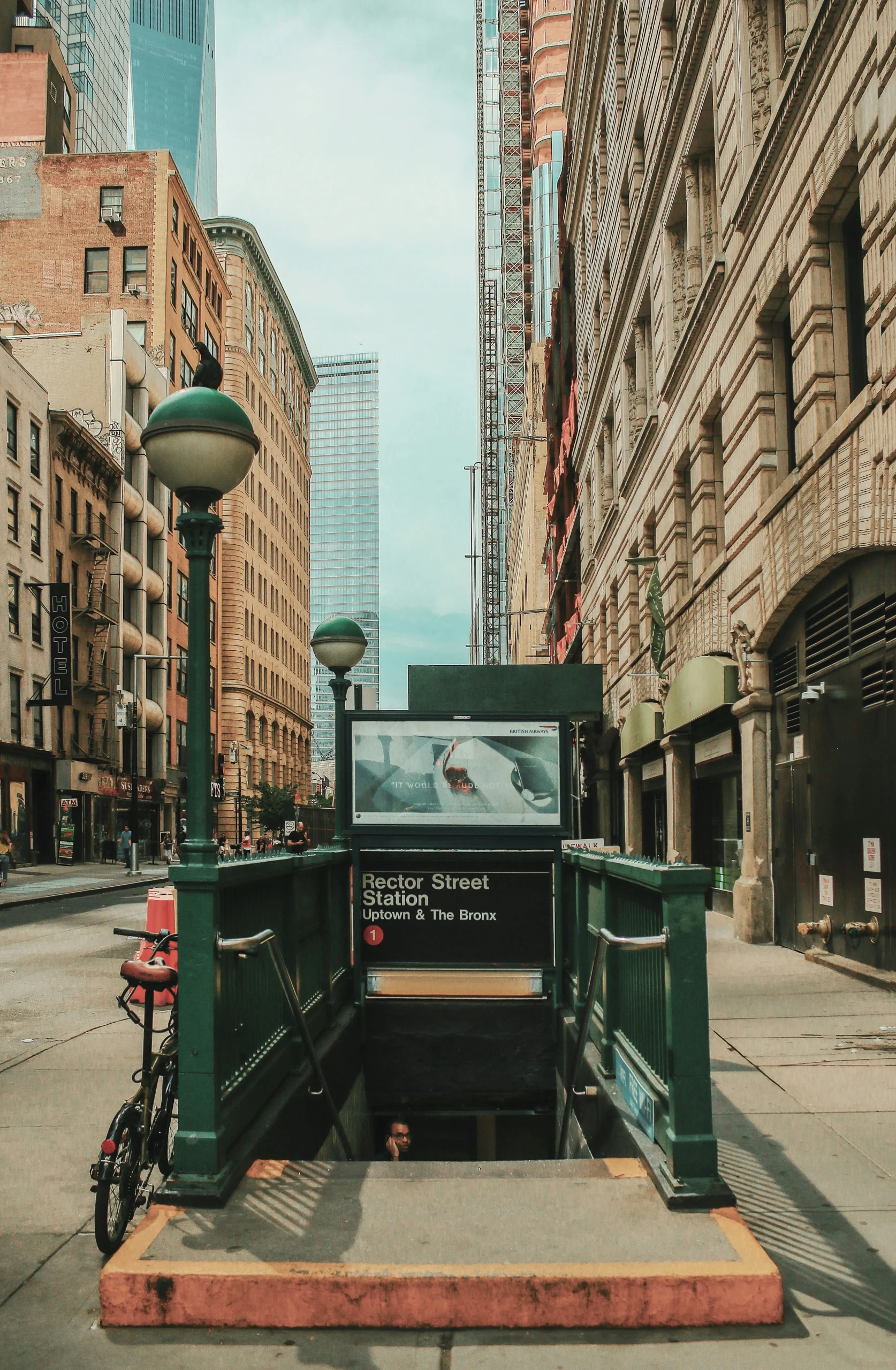 Foto por <a href="https://unsplash.com/@renankamikoga?utm_source=unsplash&utm_medium=referral&utm_content=creditCopyText">Renan Kamikoga</a> on <a href="https://unsplash.com/photos/green-underpass-rail-eK2la0EJ9Ts?utm_source=unsplash&utm_medium=referral&utm_content=creditCopyText">Unsplash</a>