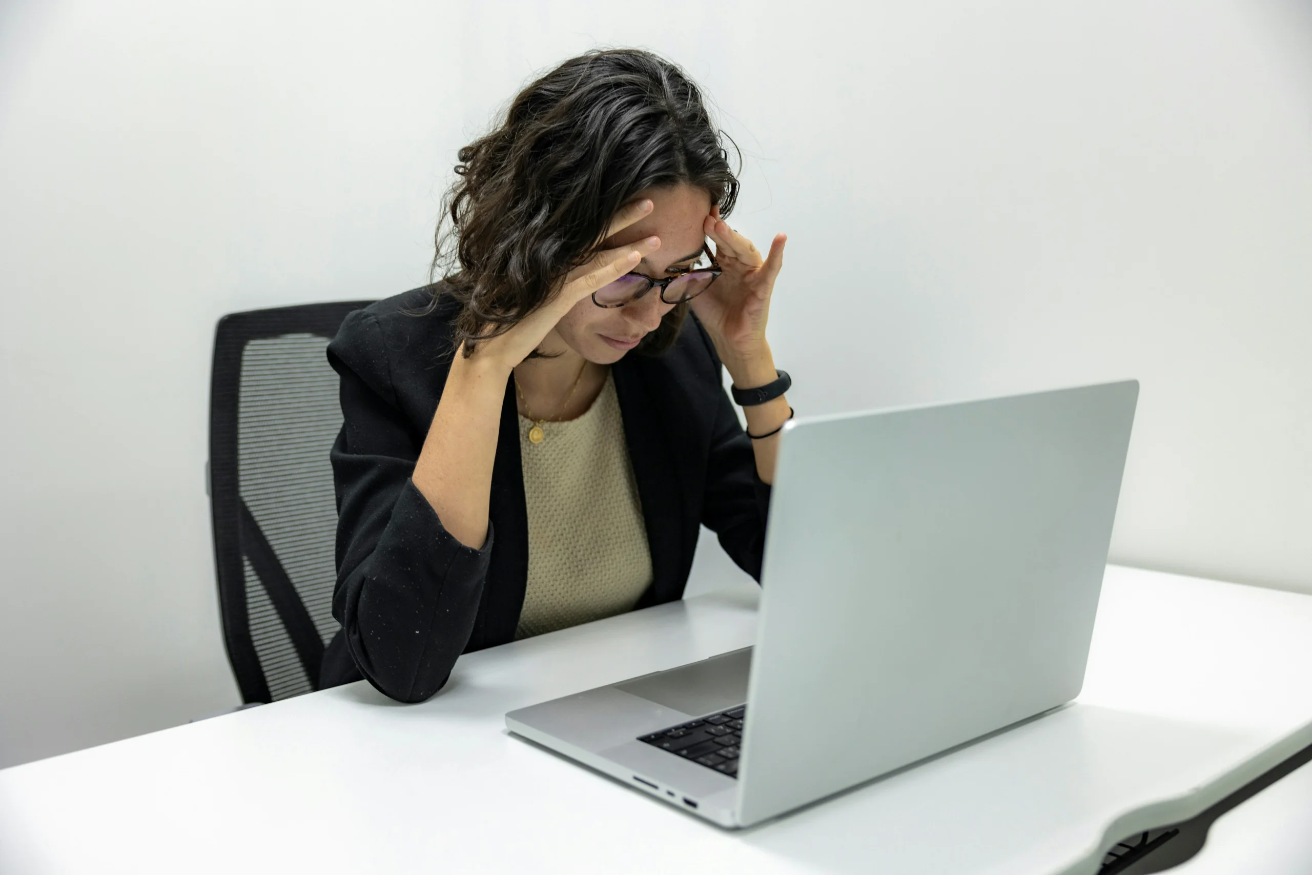 Foto por <a href="https://unsplash.com/@resumegenius?utm_source=unsplash&utm_medium=referral&utm_content=creditCopyText">Resume Genius</a> on <a href="https://unsplash.com/photos/a-woman-sitting-in-front-of-a-laptop-computer-f2JMVDnarks?utm_source=unsplash&utm_medium=referral&utm_content=creditCopyText">Unsplash</a>