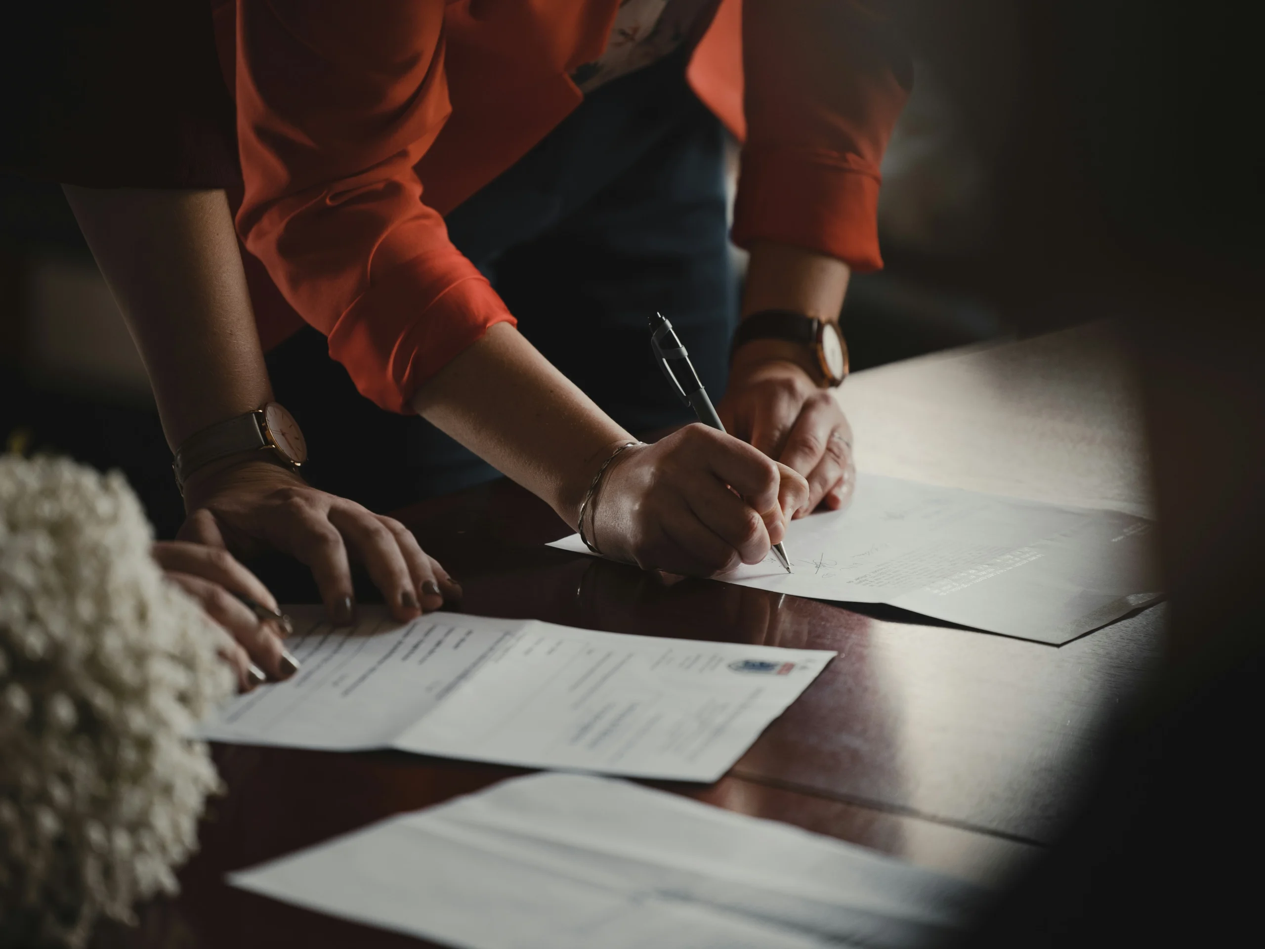 Foto por <a href="https://unsplash.com/@romaindancre?utm_source=unsplash&utm_medium=referral&utm_content=creditCopyText">Romain Dancre</a> on <a href="https://unsplash.com/photos/person-in-orange-long-sleeve-shirt-writing-on-white-paper-doplSDELX7E?utm_source=unsplash&utm_medium=referral&utm_content=creditCopyText">Unsplash</a>