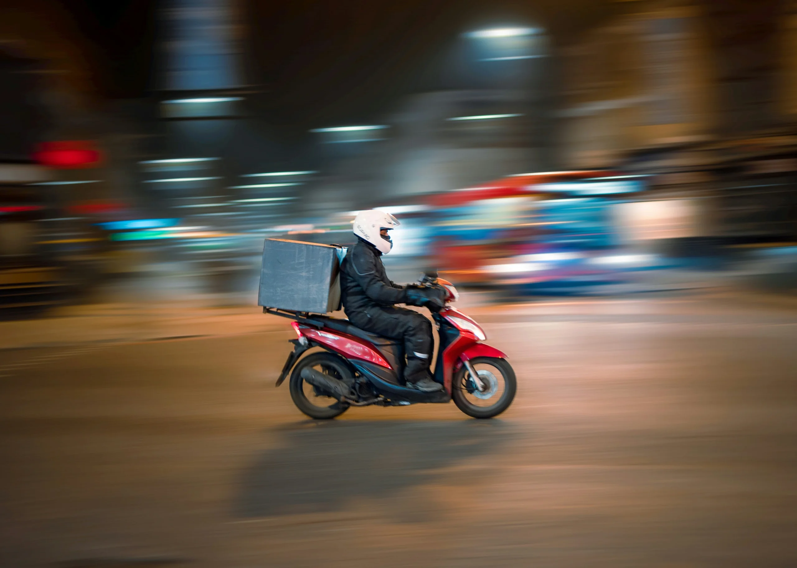Foto por <a href="https://unsplash.com/@rowanfreeman?utm_source=unsplash&utm_medium=referral&utm_content=creditCopyText">Rowan Freeman</a> on <a href="https://unsplash.com/photos/man-riding-motorcycle-on-road-during-daytime-clYlmCaQbzY?utm_source=unsplash&utm_medium=referral&utm_content=creditCopyText">Unsplash</a>