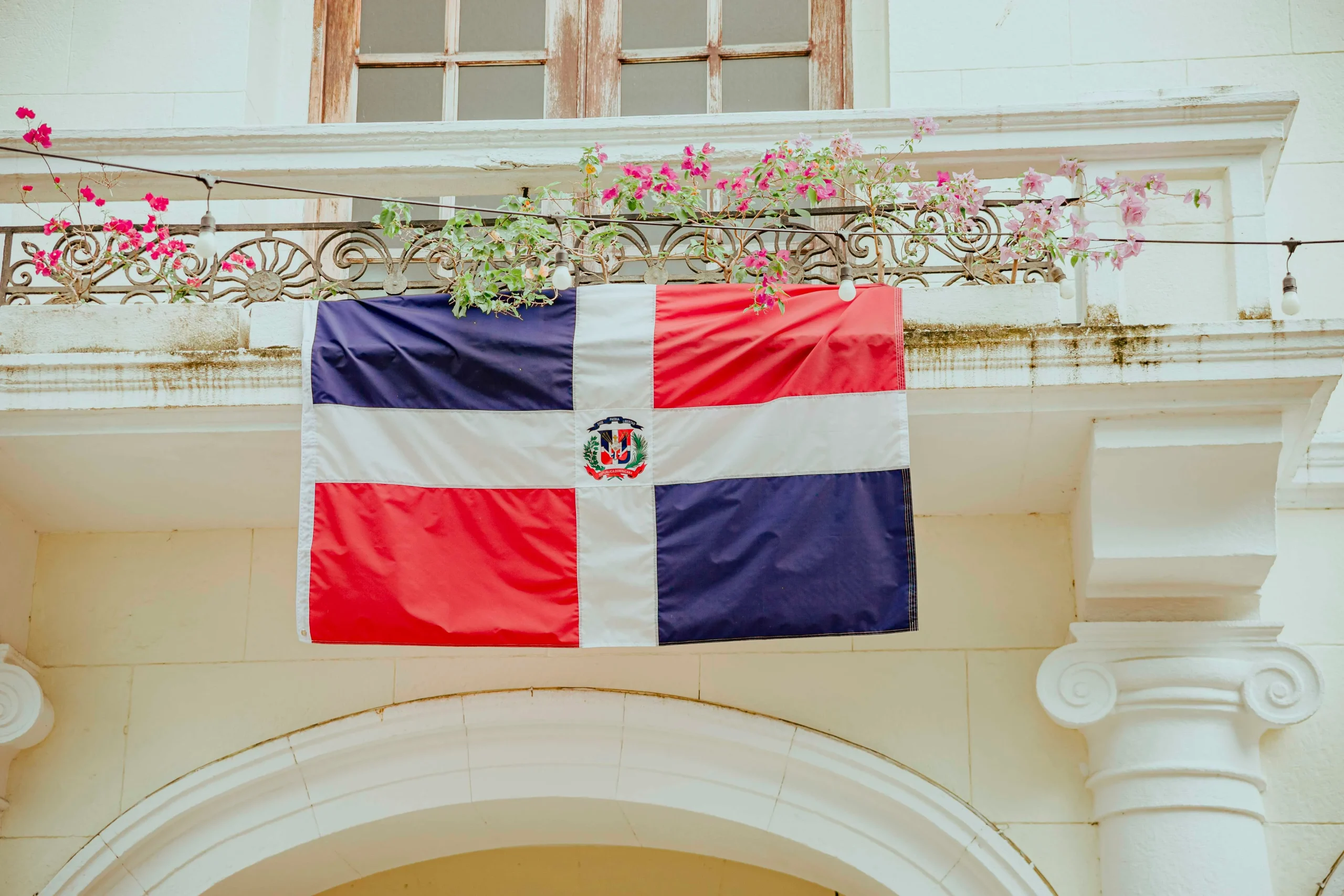 Foto de <a href="https://unsplash.com/es/@ruddycorporanx?utm_source=unsplash&utm_medium=referral&utm_content=creditCopyText">Ruddy Corporan</a> en <a href="https://unsplash.com/es/fotos/bandera-azul-blanca-y-roja-3wIJZTguiIc?utm_source=unsplash&utm_medium=referral&utm_content=creditCopyText">Unsplash</a> 