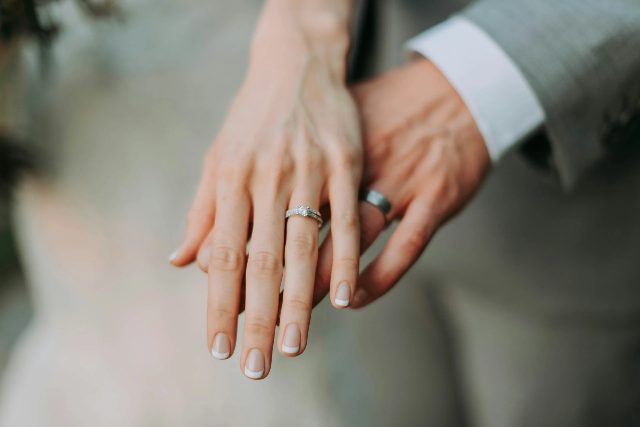Foto por <a href="https://unsplash.com/@srosinger3997?utm_source=unsplash&utm_medium=referral&utm_content=creditCopyText">Samantha Gades</a> on <a href="https://unsplash.com/photos/woman-touch-mans-hand-N1CZNuM_Fd8?utm_source=unsplash&utm_medium=referral&utm_content=creditCopyText">Unsplash</a>