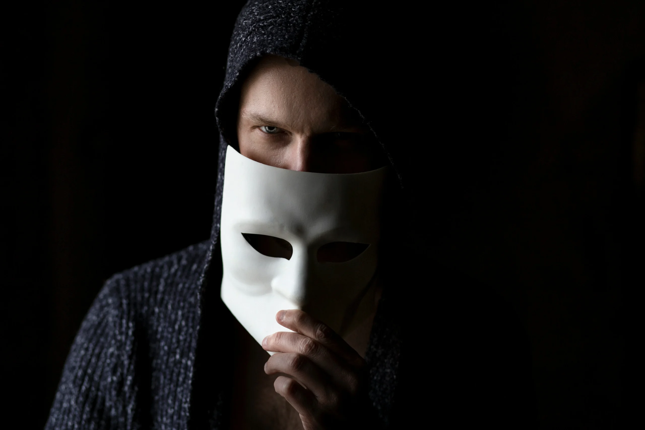 Foto por <a href="https://unsplash.com/@sammywilliams?utm_source=unsplash&utm_medium=referral&utm_content=creditCopyText">Sander Sammy</a> on <a href="https://unsplash.com/photos/person-in-black-knit-cap-and-gray-sweater-q7ZlbWbDnYo?utm_source=unsplash&utm_medium=referral&utm_content=creditCopyText">Unsplash</a>