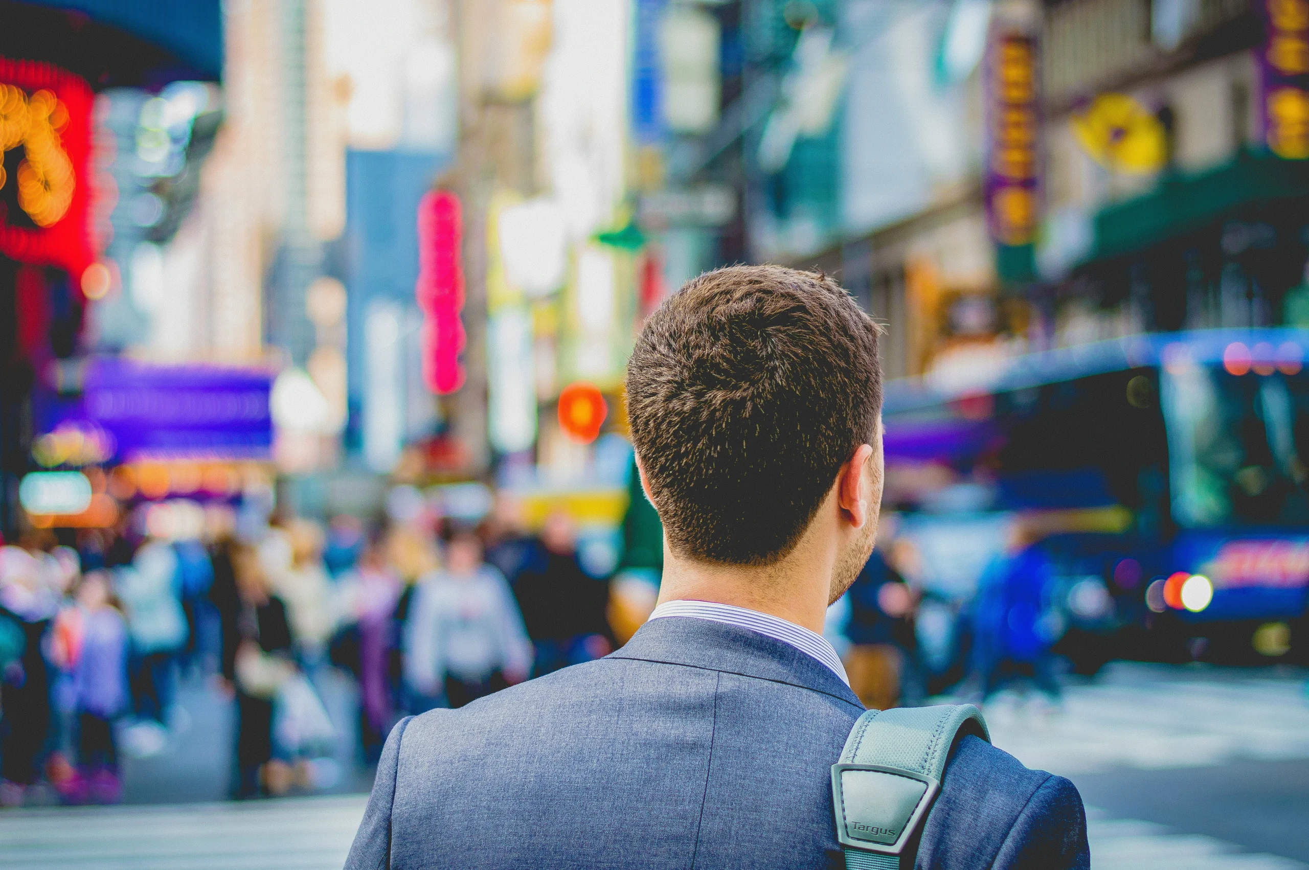  Foto por <a href="https://unsplash.com/@saulomohana?utm_source=unsplash&utm_medium=referral&utm_content=creditCopyText">Saulo Mohana</a> on <a href="https://unsplash.com/photos/shallow-focus-photography-of-man-in-suit-jackets-back-wNz7_5EvUWU?utm_source=unsplash&utm_medium=referral&utm_content=creditCopyText">Unsplash</a>