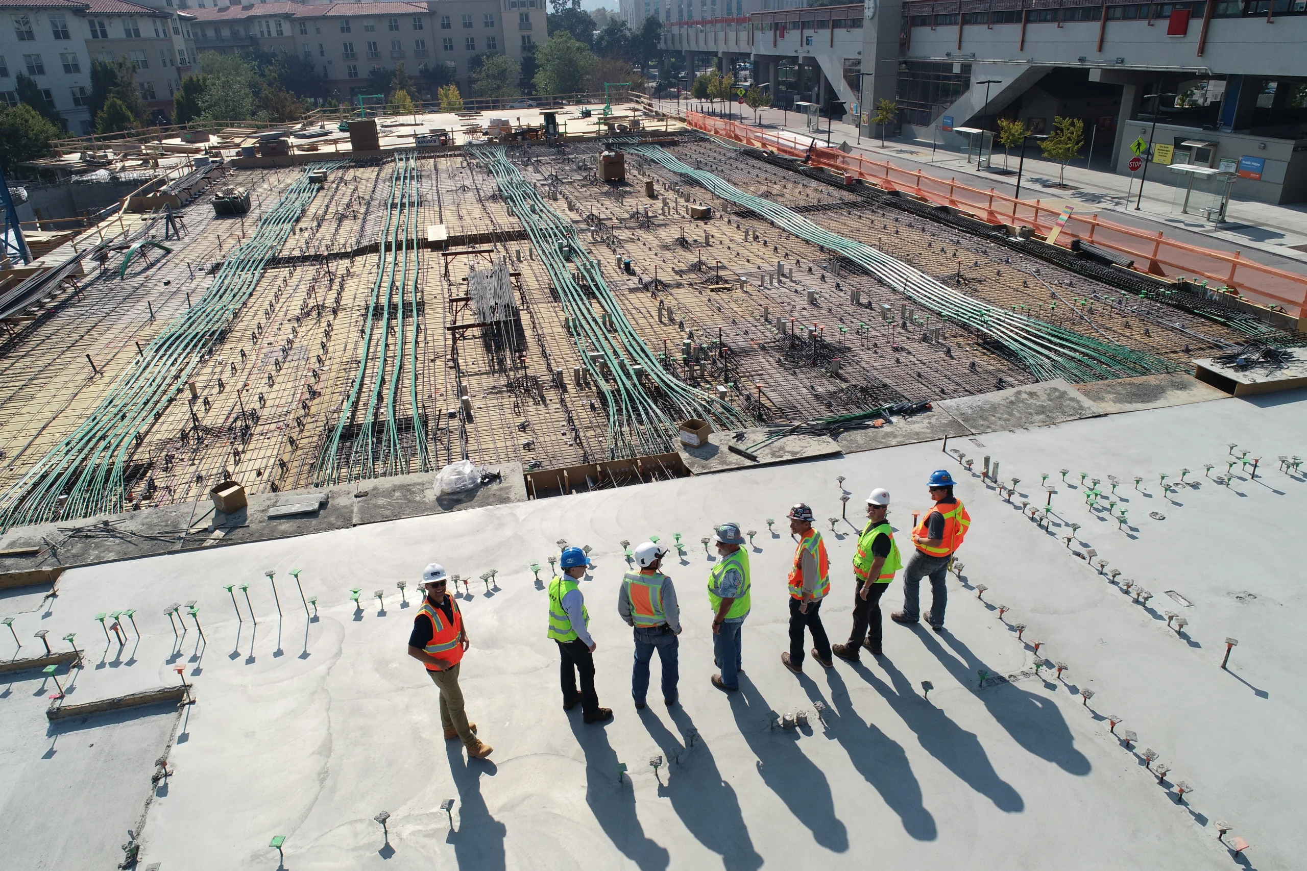 Foto por <a href="https://unsplash.com/@sunburned_surveyor?utm_source=unsplash&utm_medium=referral&utm_content=creditCopyText">Scott Blake</a> on <a href="https://unsplash.com/photos/seven-construction-workers-standing-on-white-field-x-ghf9LjrVg?utm_source=unsplash&utm_medium=referral&utm_content=creditCopyText">Unsplash</a>
