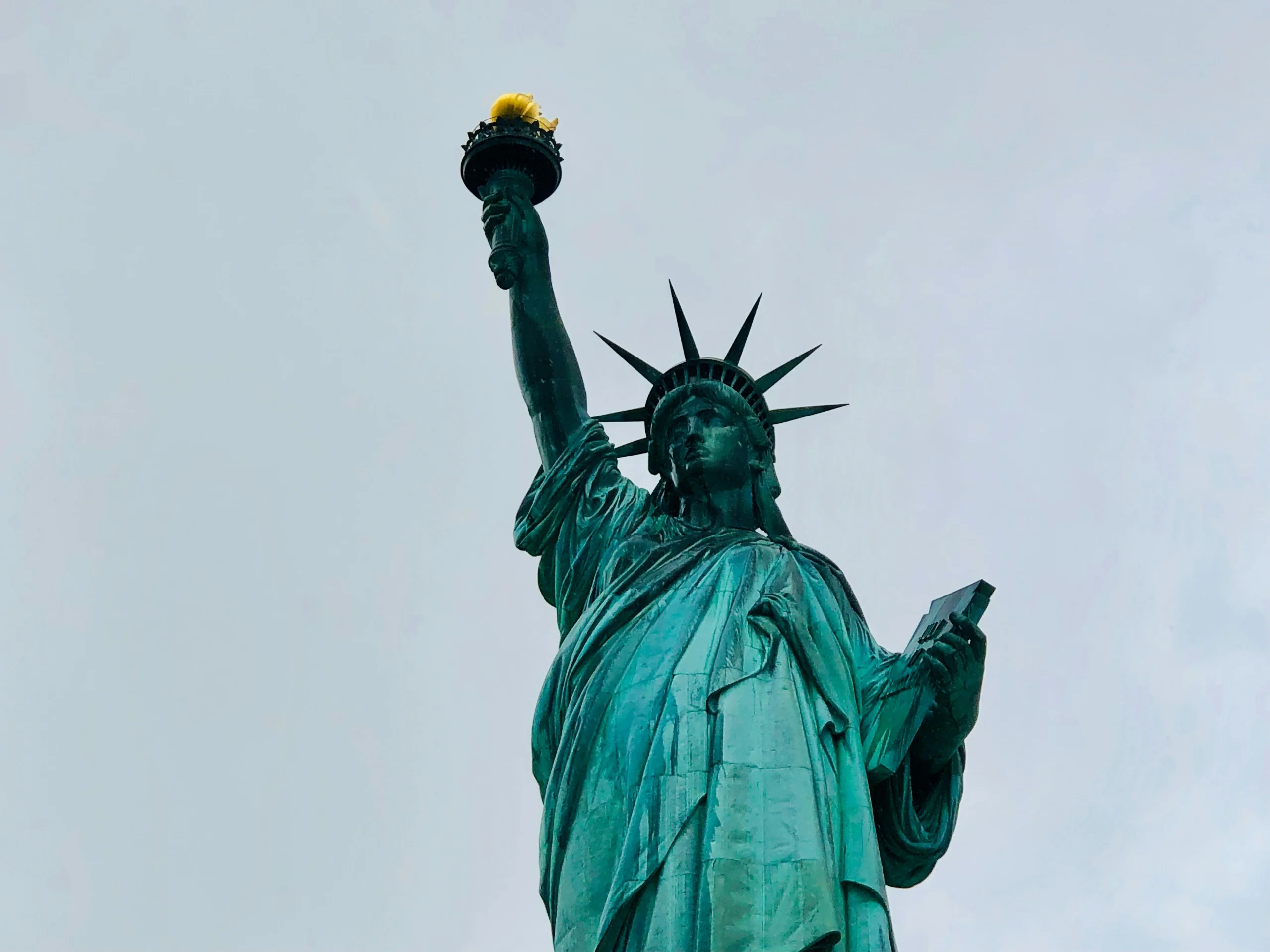 Foto por <a href="https://unsplash.com/@siimonfairhurst?utm_source=unsplash&utm_medium=referral&utm_content=creditCopyText">Simon Fairhurst</a> on <a href="https://unsplash.com/photos/photo-of-statue-of-liberty-during-daytime-Oho7DRkEucU?utm_source=unsplash&utm_medium=referral&utm_content=creditCopyText">Unsplash</a>
