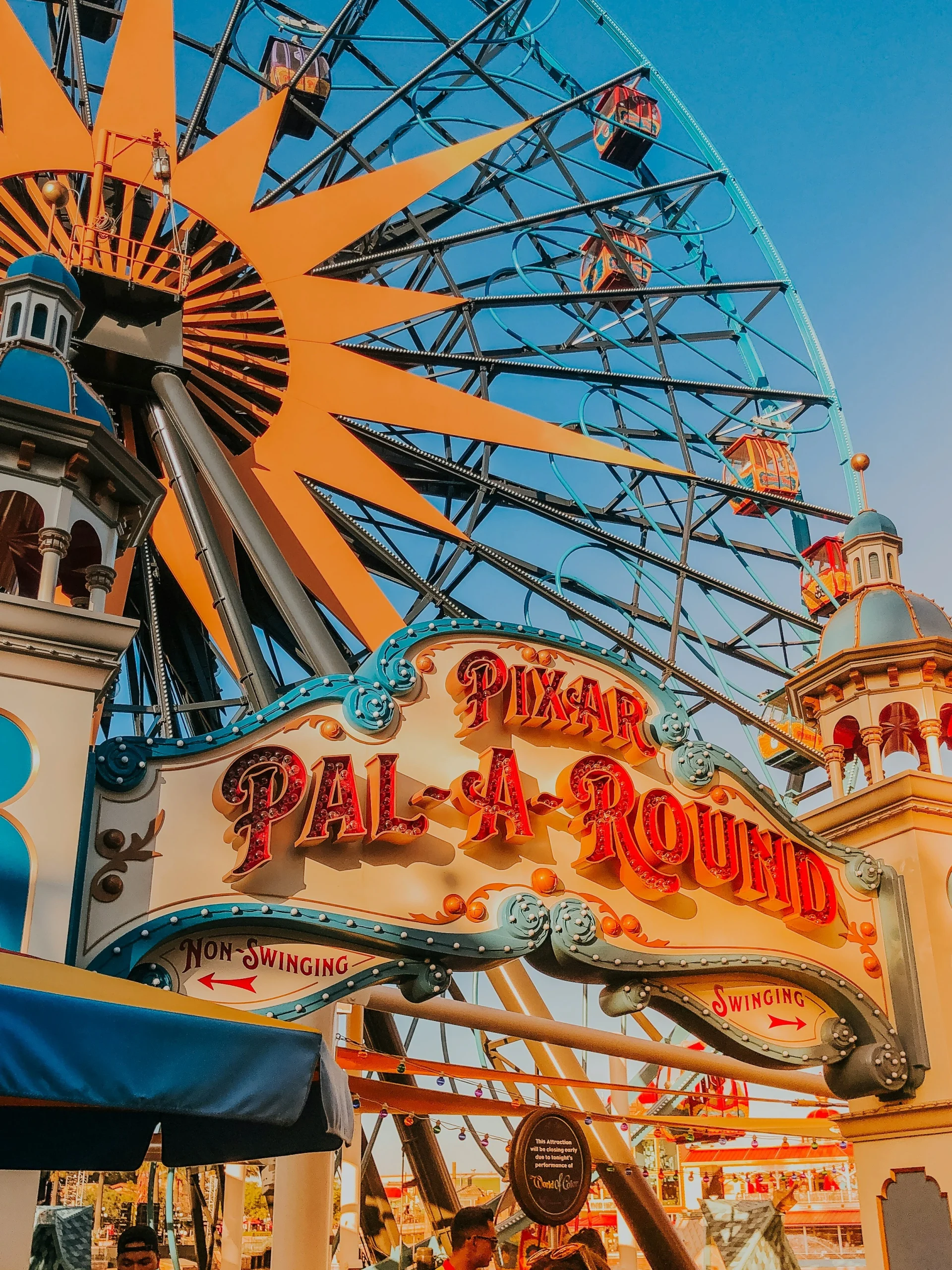 Foto por <a href="https://unsplash.com/@sworsie?utm_source=unsplash&utm_medium=referral&utm_content=creditCopyText">Simone W.</a> on <a href="https://unsplash.com/photos/blue-and-brown-wooden-ferris-wheel-under-blue-sky-during-daytime-Fo_xIxh8OFg?utm_source=unsplash&utm_medium=referral&utm_content=creditCopyText">Unsplash</a>