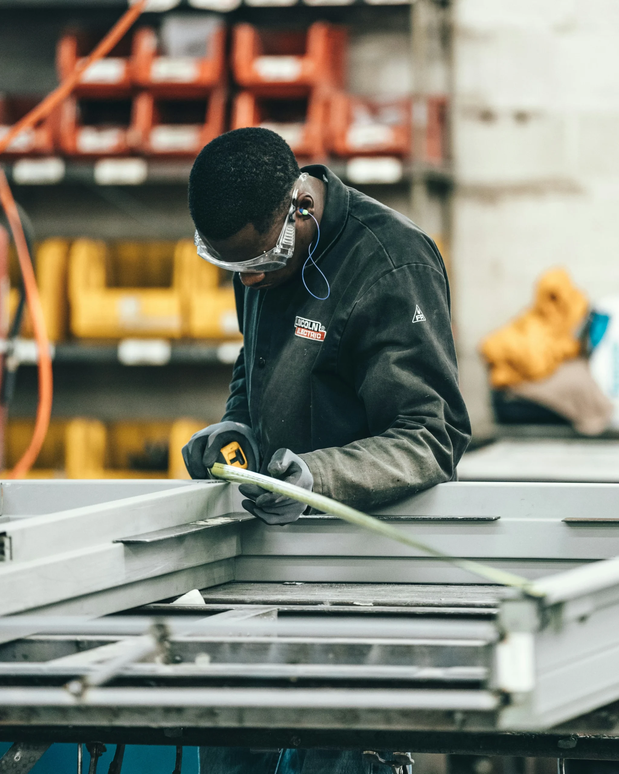 Foto por <a href="https://unsplash.com/@spencerdavis?utm_source=unsplash&utm_medium=referral&utm_content=creditCopyText">Spencer Davis</a> on <a href="https://unsplash.com/photos/man-wearing-black-jacket-holding-rod-QTKwYmMumfk?utm_source=unsplash&utm_medium=referral&utm_content=creditCopyText">Unsplash</a>