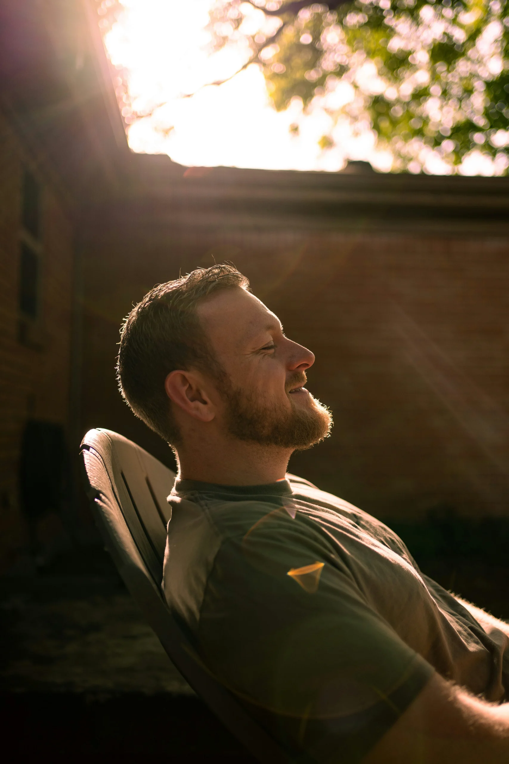 Foto por <a href="https://unsplash.com/@sburleson91?utm_source=unsplash&utm_medium=referral&utm_content=creditCopyText">Susie Burleson</a> on <a href="https://unsplash.com/photos/a-man-sitting-in-a-chair-1KXASgvY1Kg?utm_source=unsplash&utm_medium=referral&utm_content=creditCopyText">Unsplash</a>