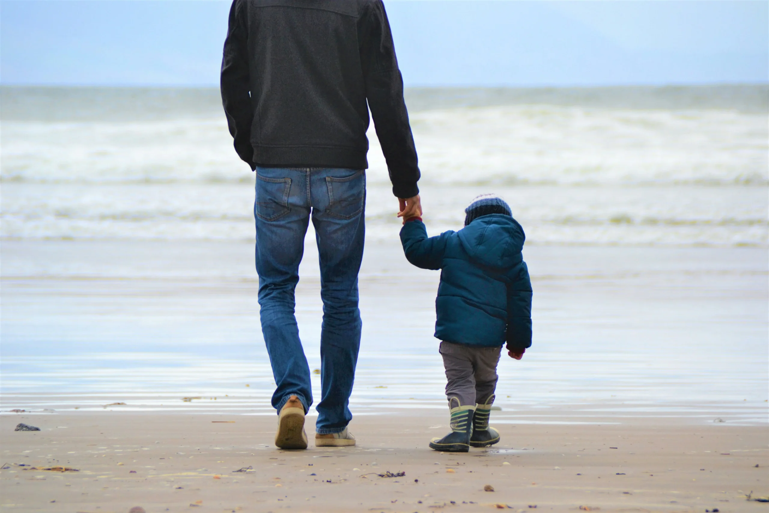 Foto por <a href="https://unsplash.com/@szilviabasso?utm_source=unsplash&utm_medium=referral&utm_content=creditCopyText">Szilvia Basso</a> on <a href="https://unsplash.com/photos/man-and-boy-walking-on-seashore-under-blue-sky-HptxPPct2d4?utm_source=unsplash&utm_medium=referral&utm_content=creditCopyText">Unsplash</a>      